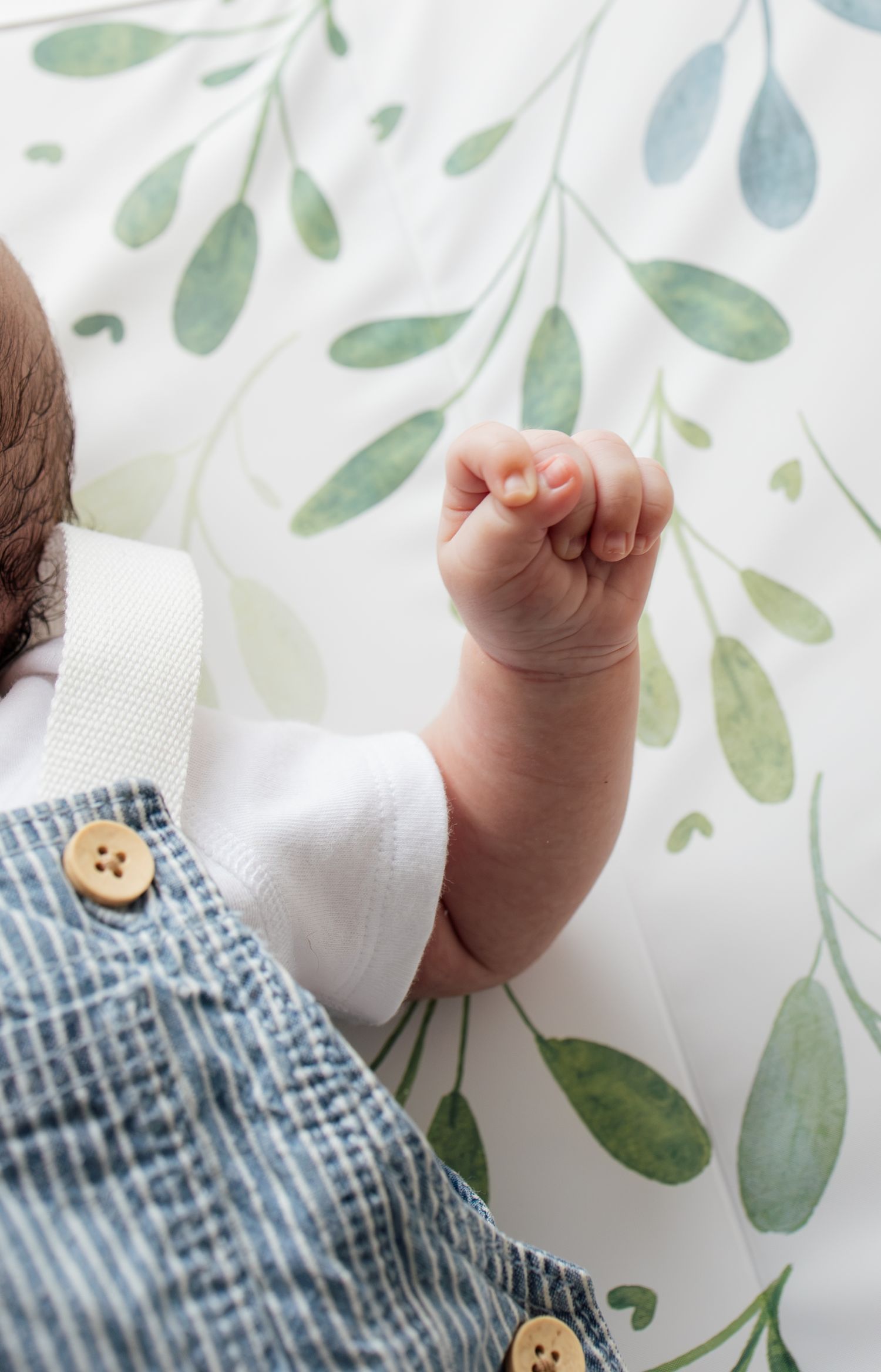 Documentary-style home newborn session highlighting real, unposed moments during the first weeks at home. Relaxed photography, Nottingham.