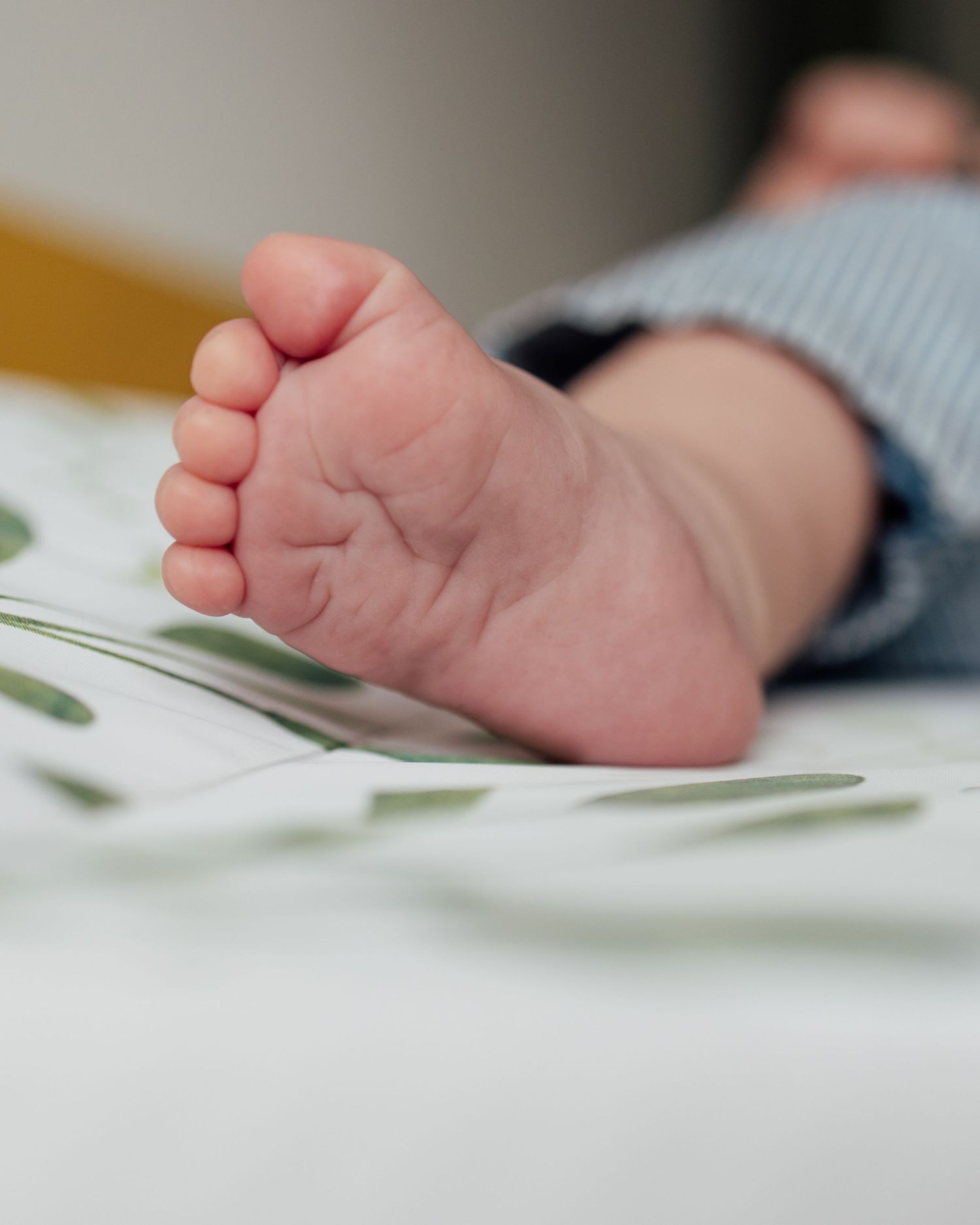 Documentary-style home newborn session highlighting real, unposed moments during the first weeks at home. Relaxed photography, Nottingham.