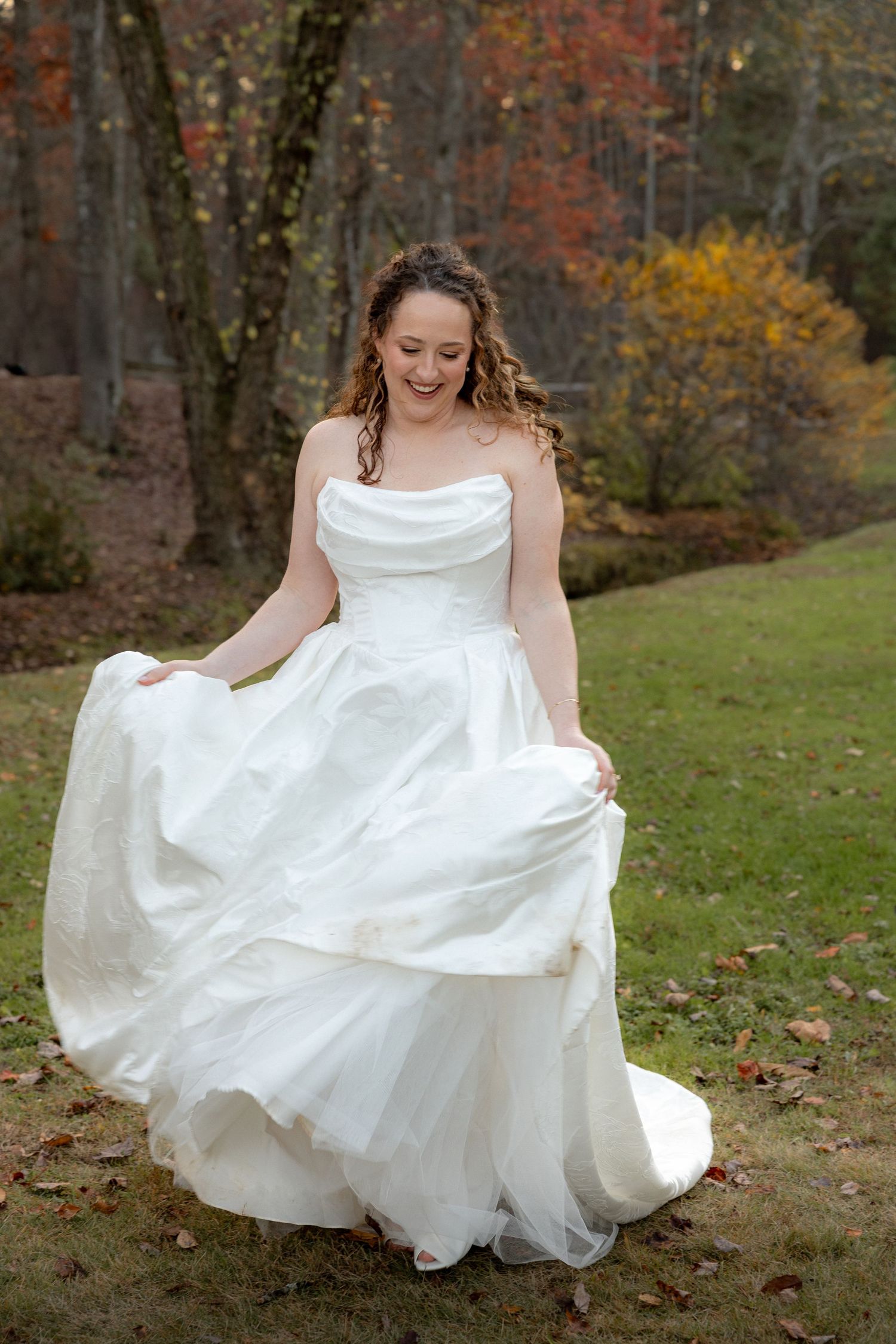 Blue Ridge Wedding Venue, GA Elopement,  Wedding Tips, Atlanta Photographer Fall Wedding Inspo, Wedding Photo Inspo, Bridal Gown, True color
