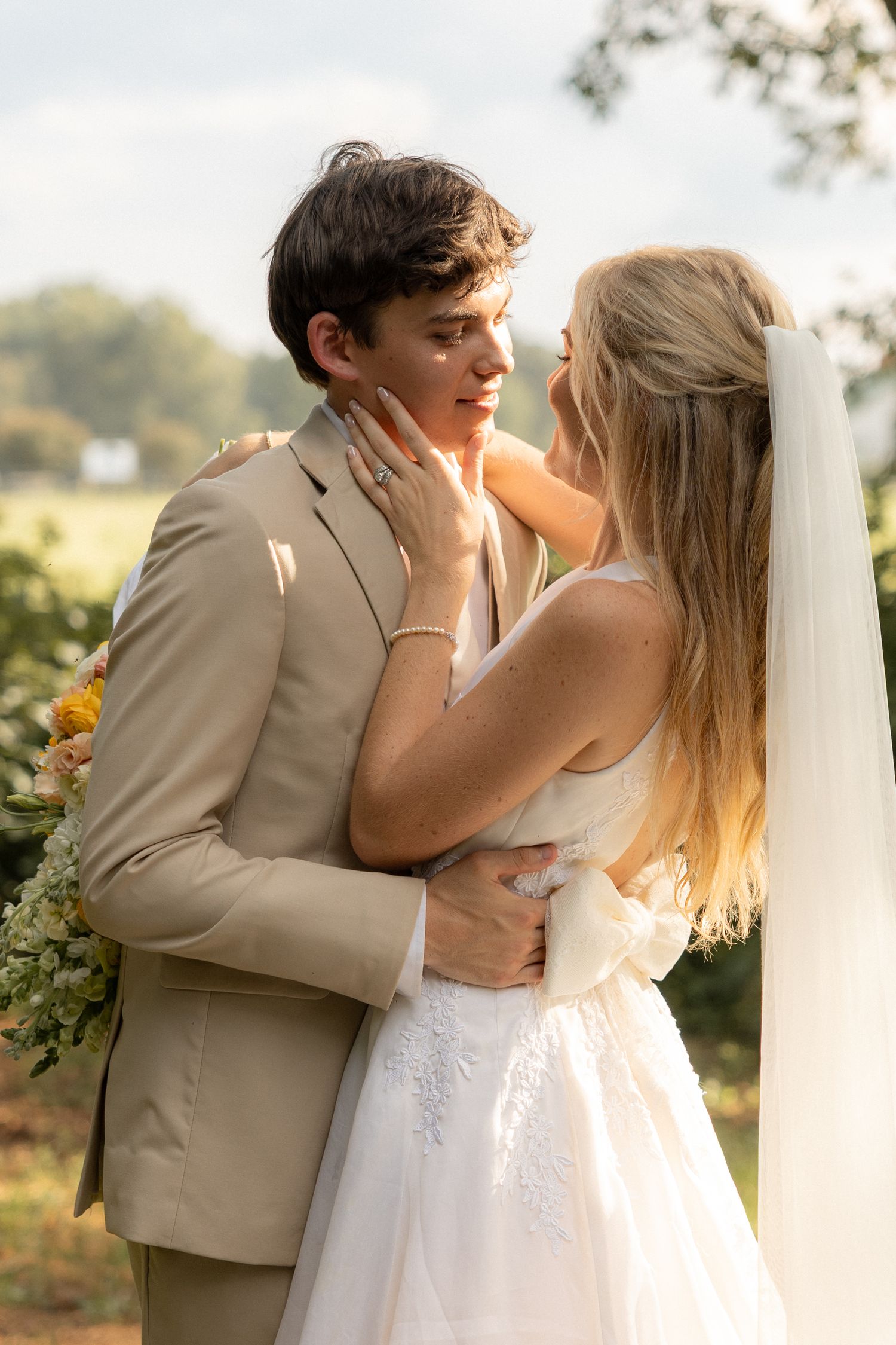 Wild Daisy Farm Wedding Venue, Golden Hour Wedding Portraits, True Color Photographer, Light and Airy Wedding Photographer, Summer, Spring