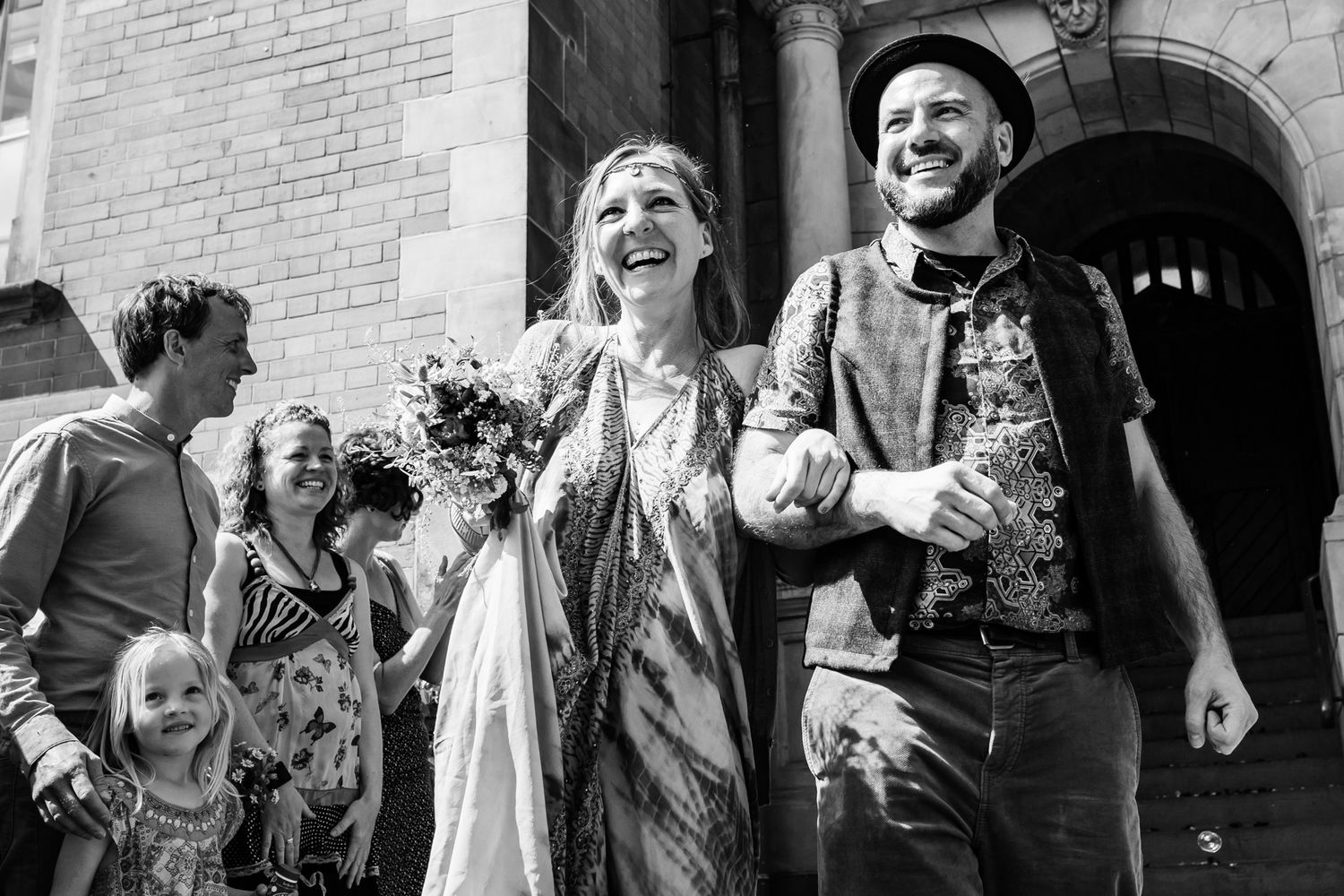 Brautpaar verlässt strahlend das Standesamt – dokumentarisches Hochzeitsshooting Lübeck, Sylvia Fischer Fotografie