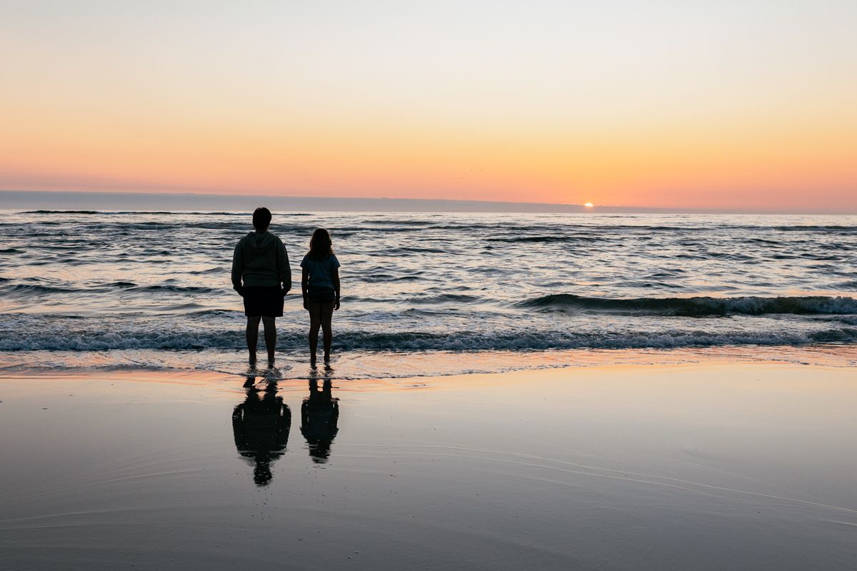 Kinder am Meer in Abendstimmung - Fotoshooting an der Ostsee
