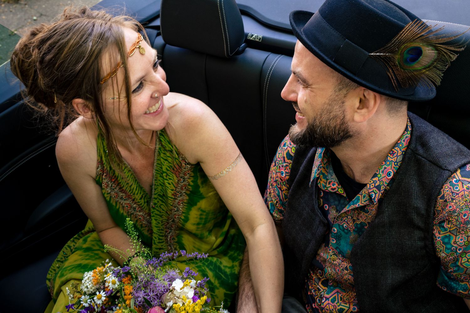 Brautpaar lacht sich im Auto an – individueller, ungestellter Moment bei der Hochzeitsreportage Lübeck, Sylvia Fischer Fotografie