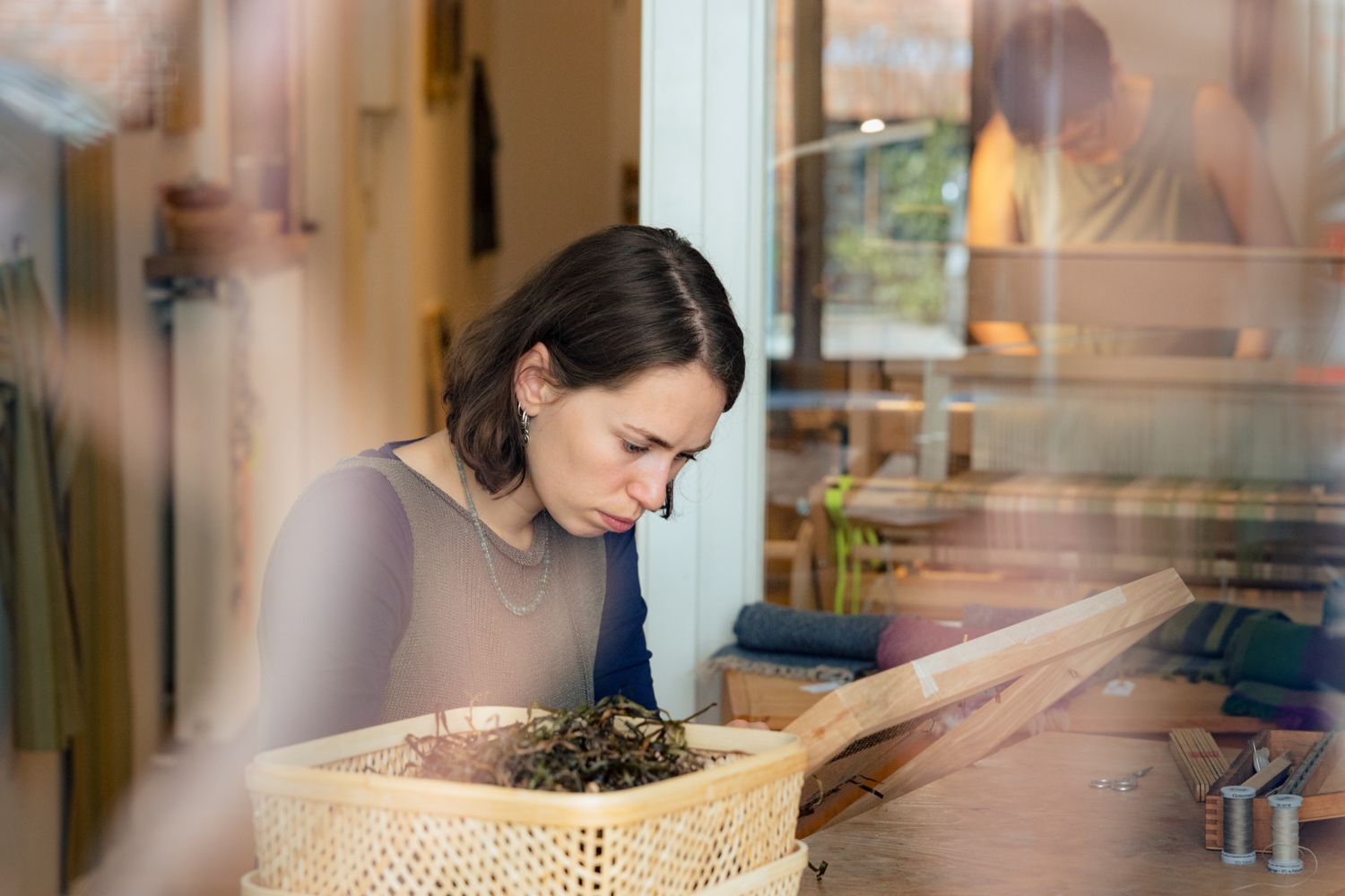 Künstlerin Felicia Simon beim Weben im Atelier - Unternehmensportrait in Lübeck