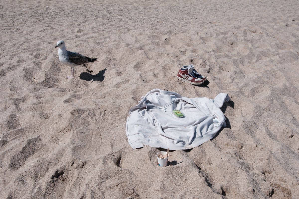 T-shirt, Schueh und Möve am Strand an der Ostsee