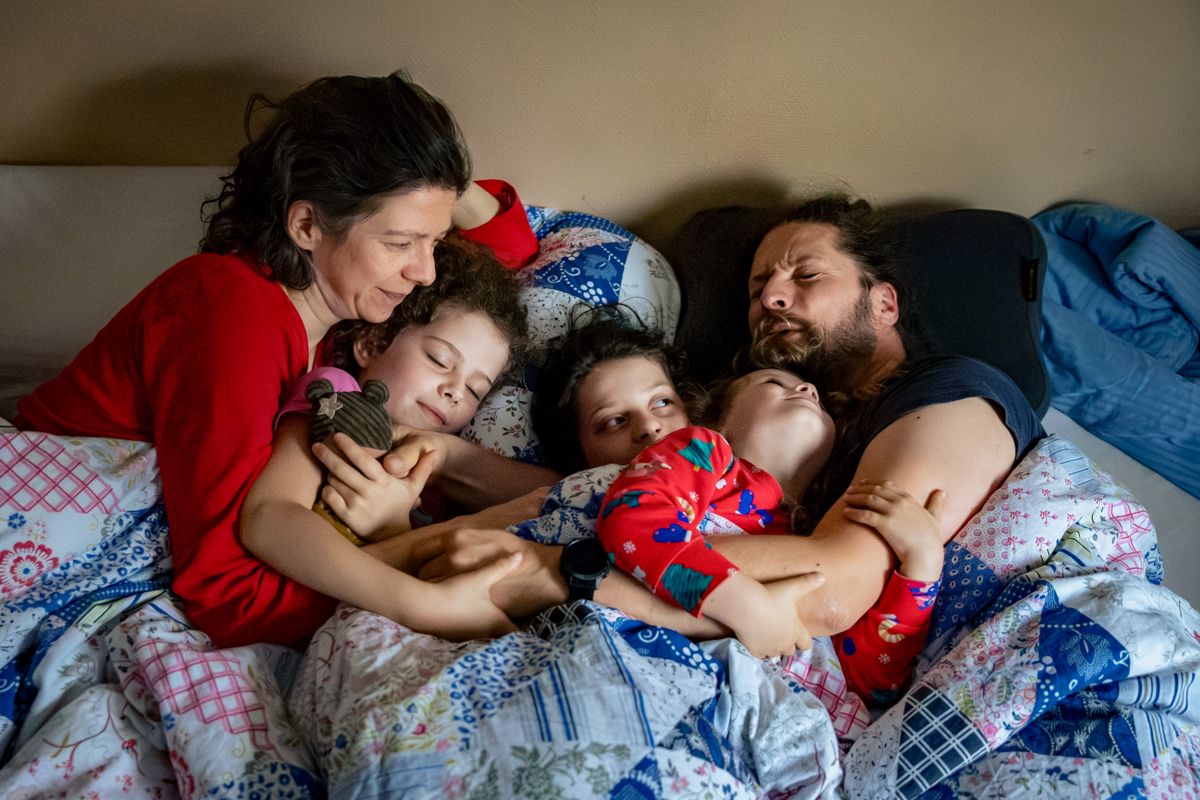 Familie kuschelt morgens zusammen im Bett – Ganztagsreportage Familienfotografie Lübeck