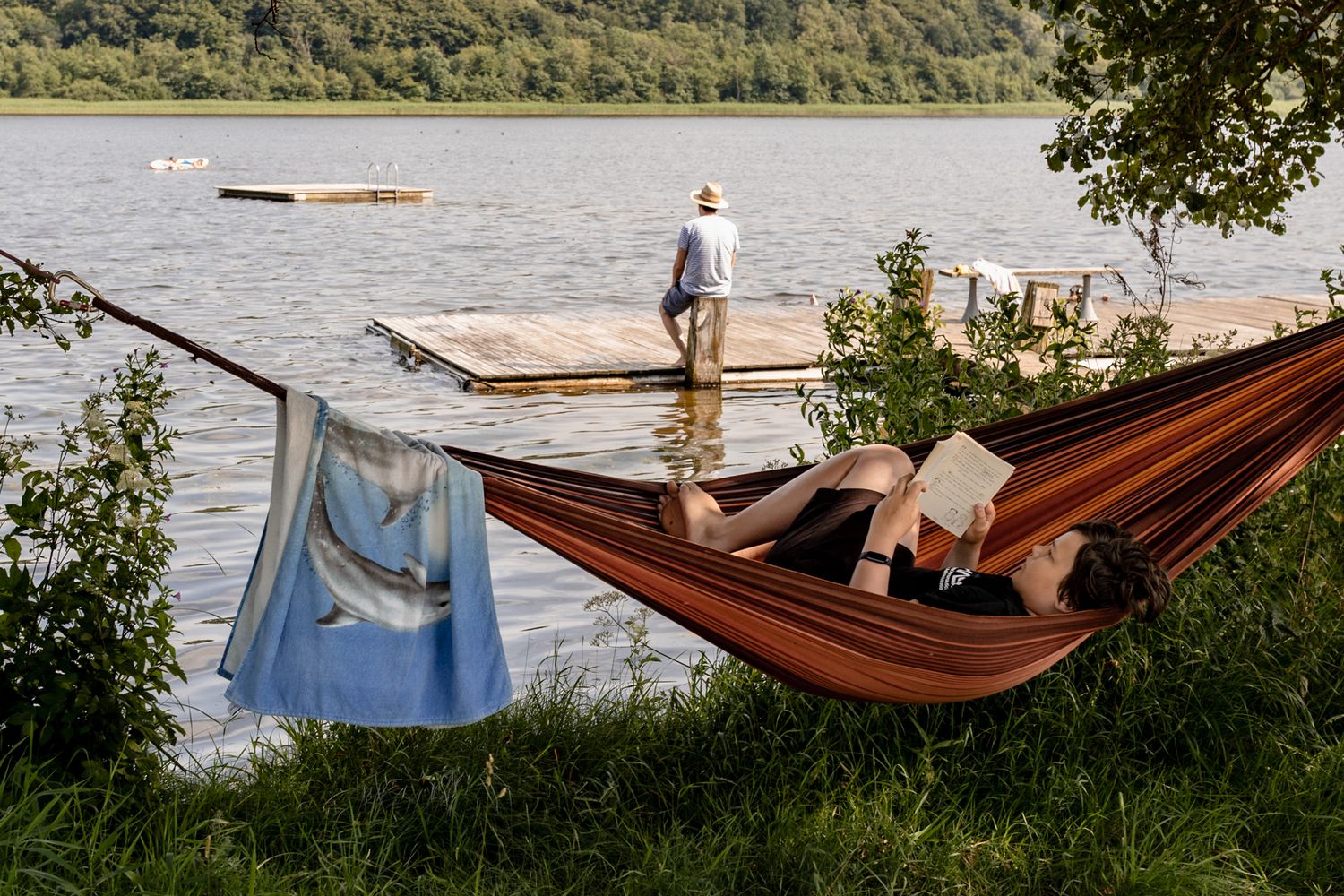 Junge liest in der Hängematte - Familiensession in der Natur in Norddeutschland