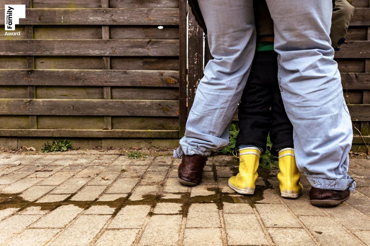 Detailbild Füße von Mutter und Kleinkind mit gelben Gummistiefeln – awarded Familienreportage, This is Reportage Award, Sylvia Fischer
