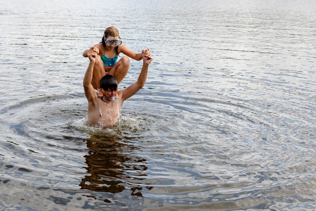 Papa mit Kind auf den Schultern im Wasser - Fotoshooting an der Ostsee