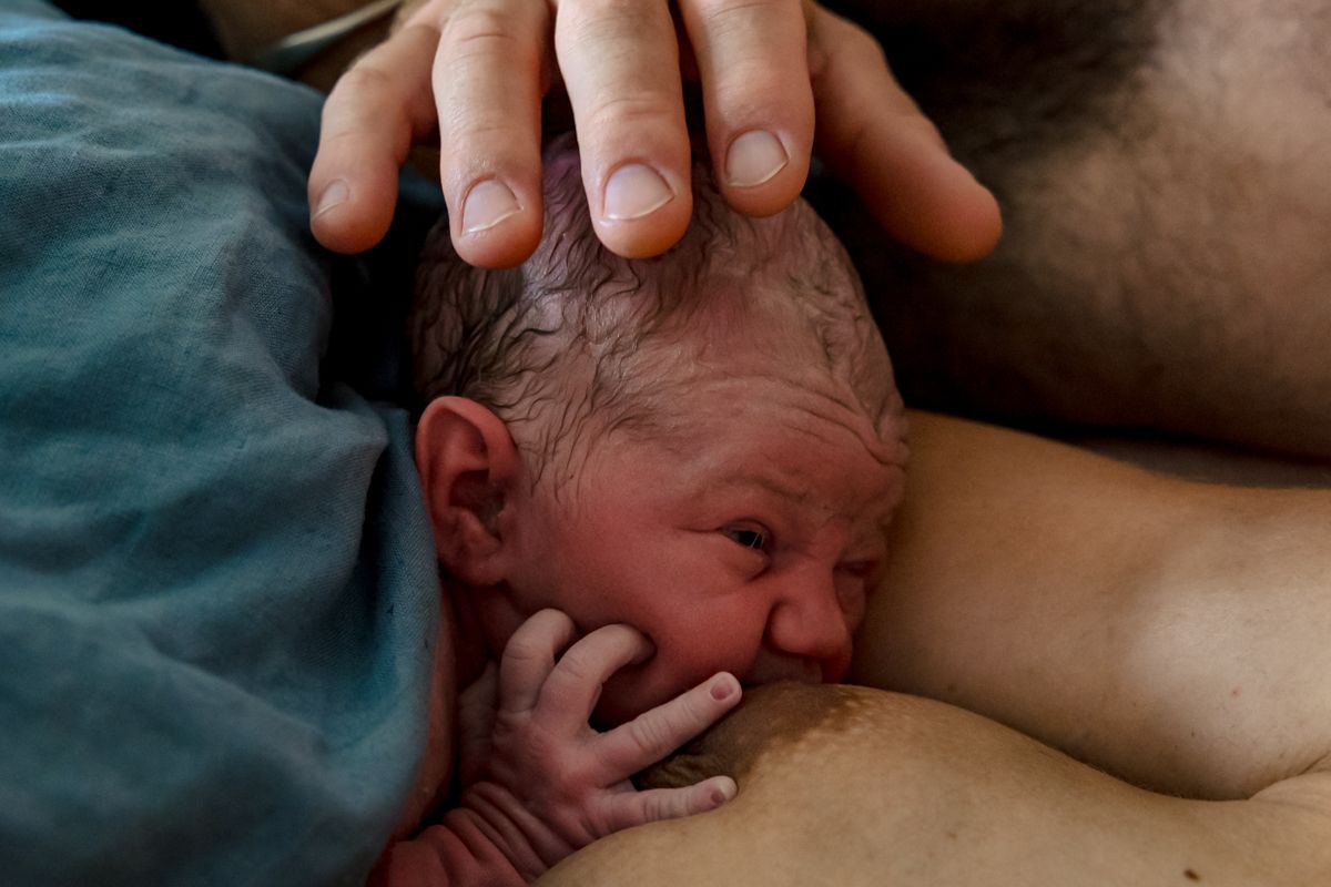 Neugeborenes liegt direkt nach der Geburt auf der Brust der Mutter – dokumentarische Geburtsfotografie Lübeck, Sylvia Fischer Fotografie