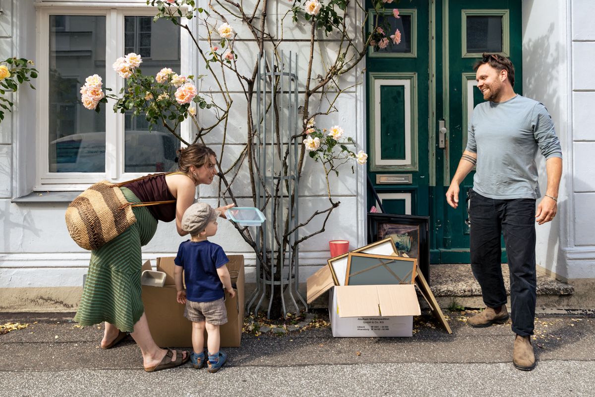 Schwangere Familie auf einem Spaziergang durch die Stadt – Babybauchshooting Lübeck, Sylvia Fischer Fotografie