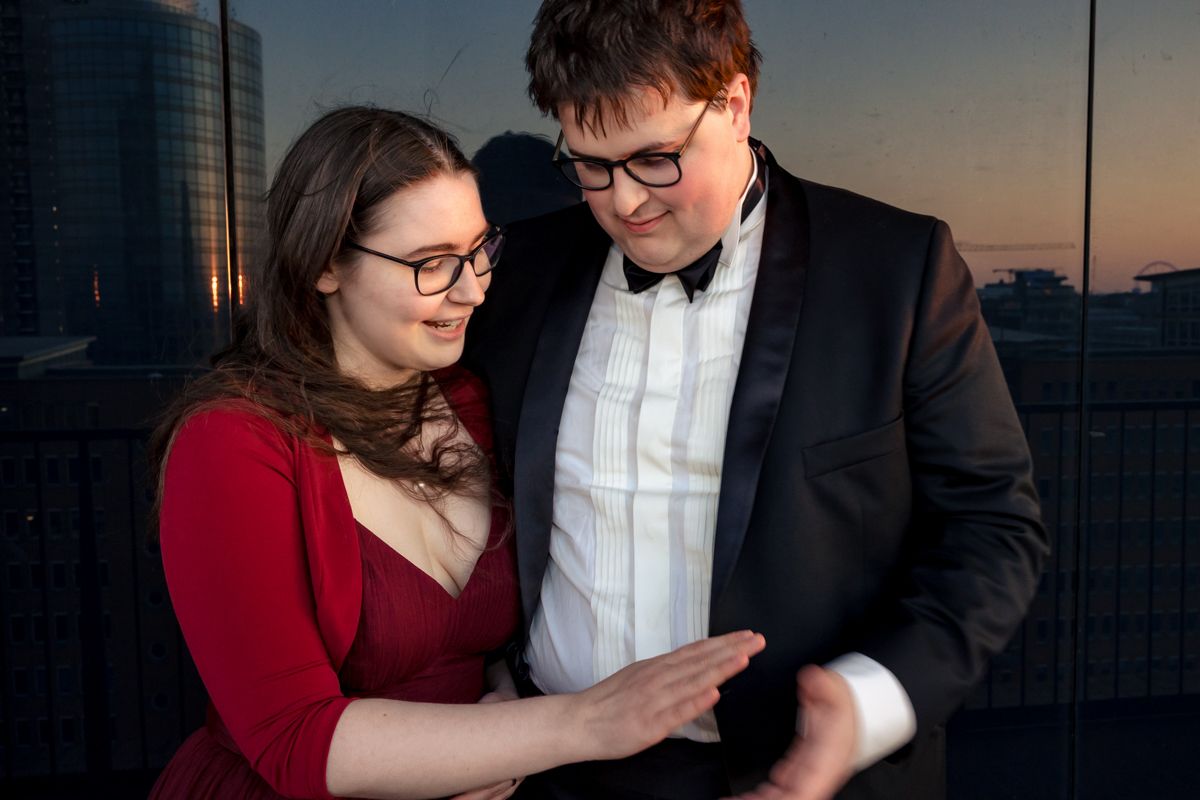 Brautpaar spricht innig bei Sonnenuntergang auf der Elbphilharmonie Hamburg – Hochzeitsfotografie Hamburg, Sylvia Fischer Fotografie