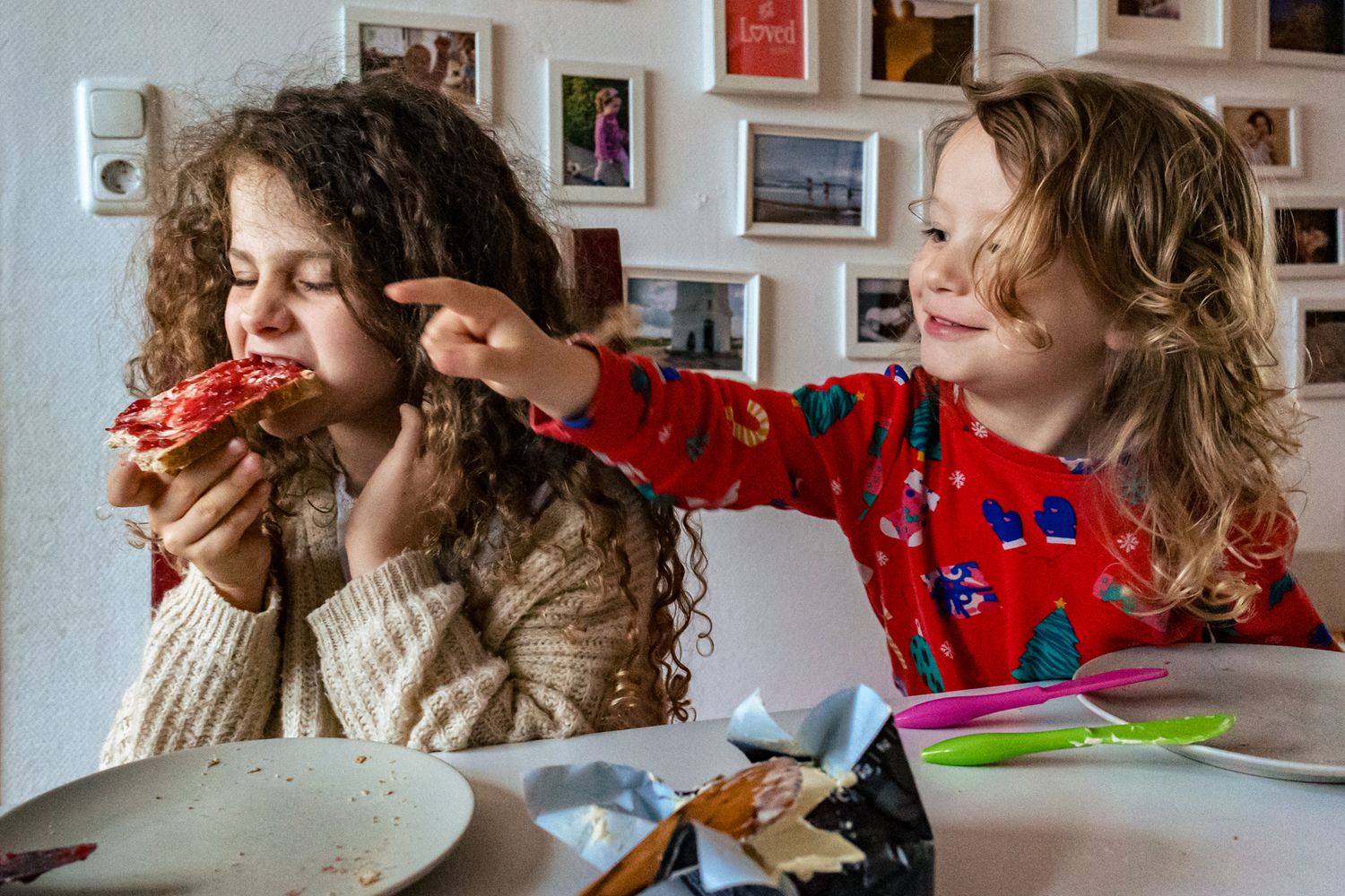 Geschwister am Frühstückstisch mit Marmeladenbrot - echter Familienmoment - Fotoshooting Lübeck