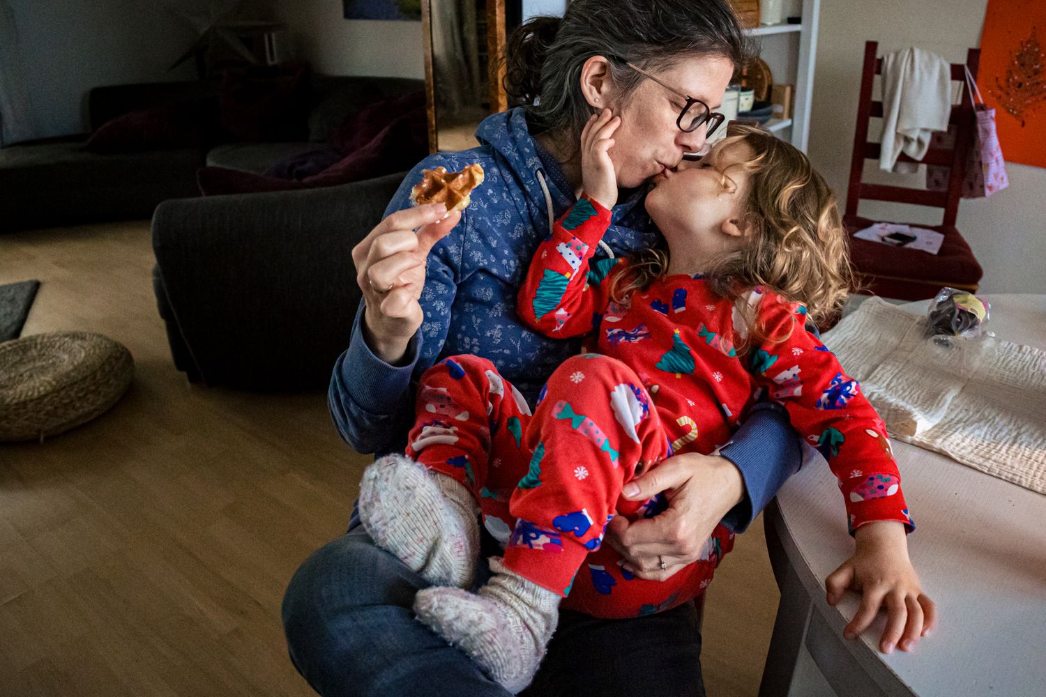 Mama gibt Kleinkind ein Küsschen - zärtlicher Mama-Kind-Moment, Familienshooting Lübeck