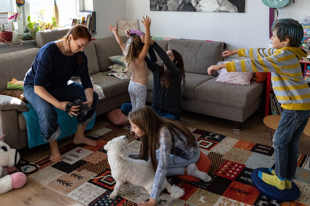 Sylvia Fischer mitten im Trubel während einer Familienreportage zwischen Mutter, 3 Kindern und Hund
