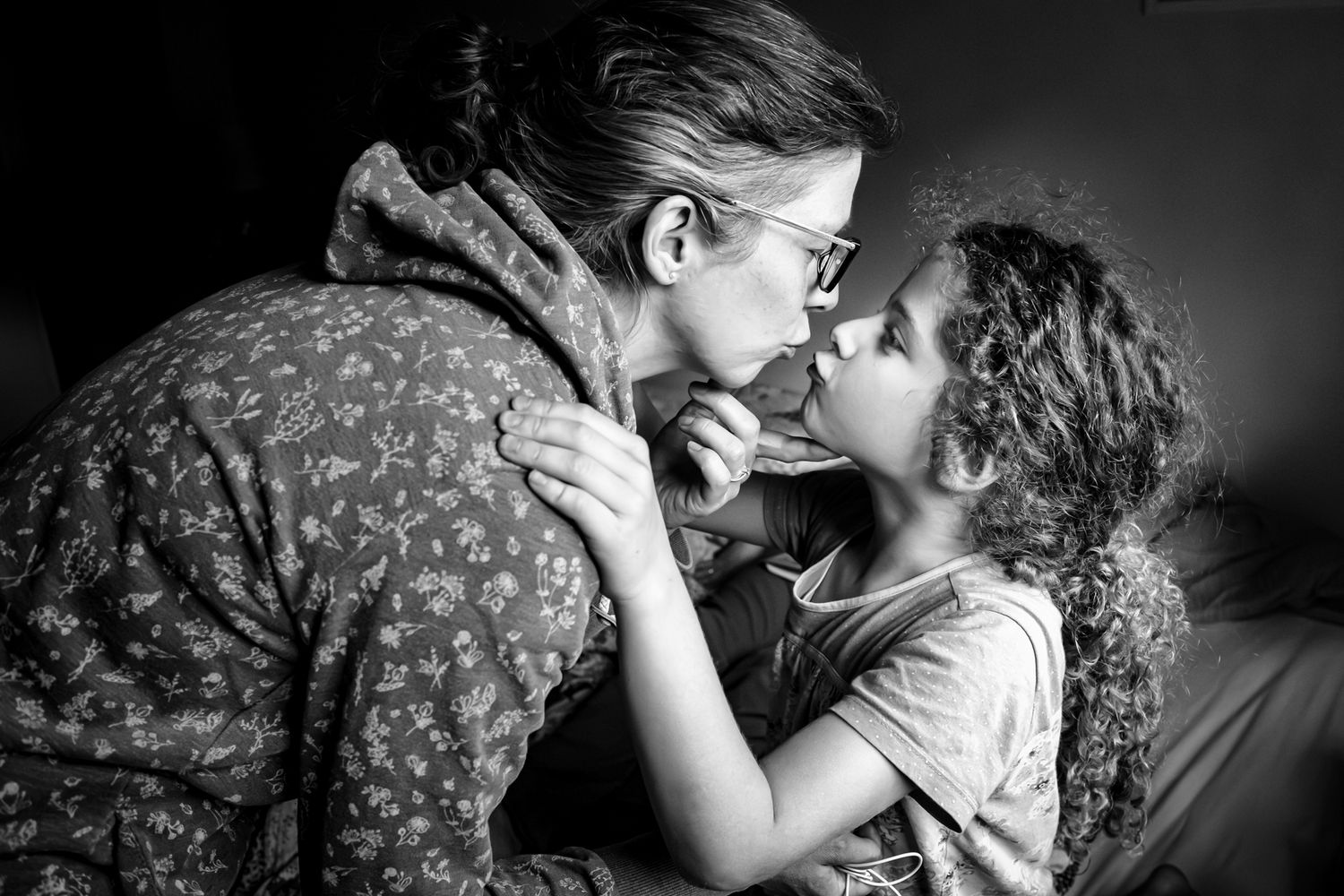 Mutter und Tochter geben sich ein Küsschen – inniger Familienmoment bei der Familienfotografie Lübeck