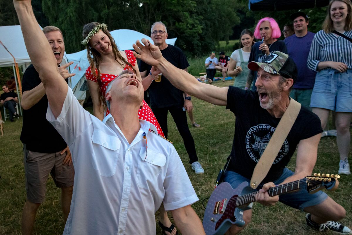 ausgelassene Feier nach Hochzeit am Abend - Hochzeitsreportage Lübeck