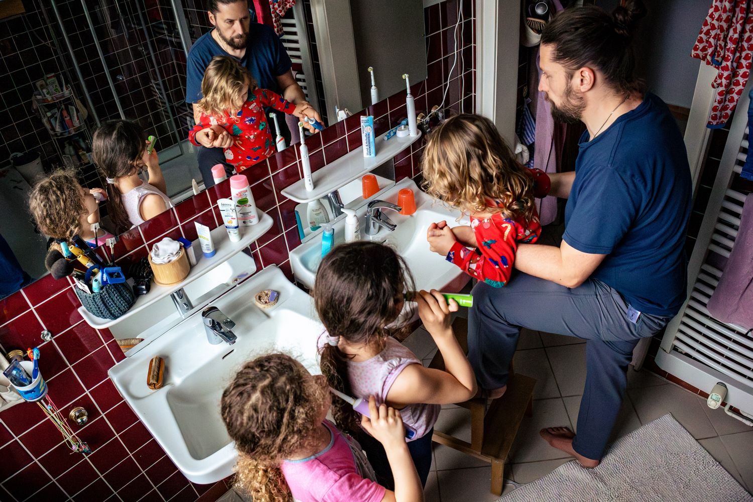 Papa hilft Kindern 3 Kindern beim Zähneputzen - Familienreportage in Lübeck