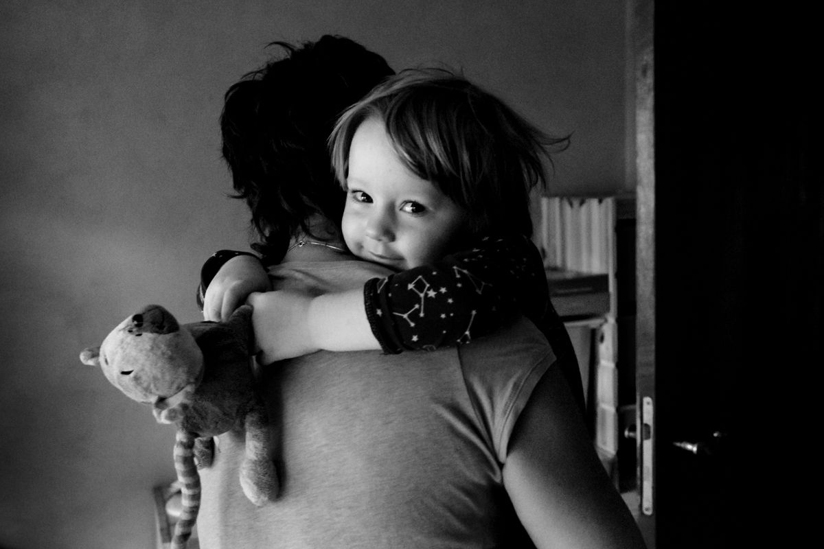 Kind kuschelt sich mit Kuscheltier an die Mutter – stiller, zärtlicher Moment bei der Familienfotografie Lübeck