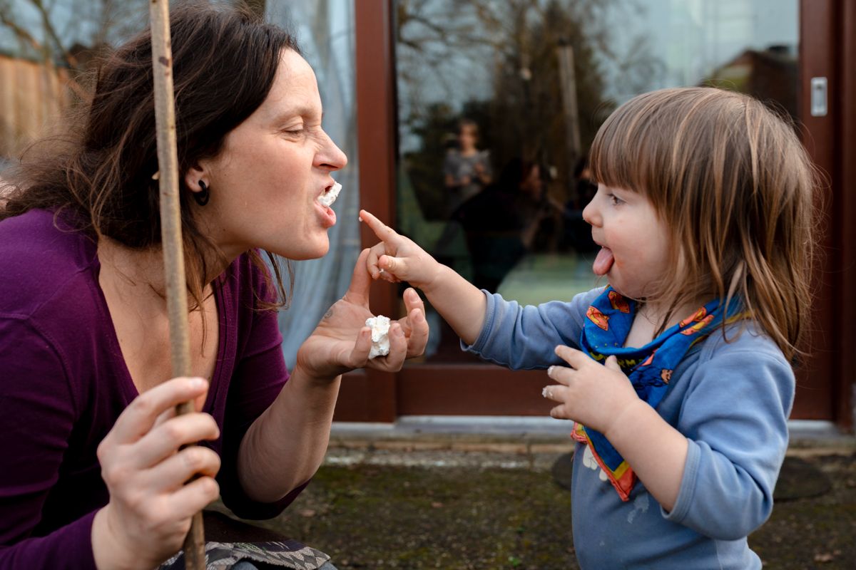 Kleinkind füttert Mutter mit Marshmellow - spielerischer, witziger Familienmoment – Familienfotografie Lübeck, Sylvia Fischer Fotografie