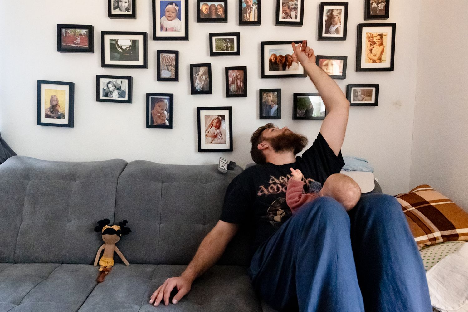 Familienfotos an der Wand – echte Erinnerungen im Alltag
