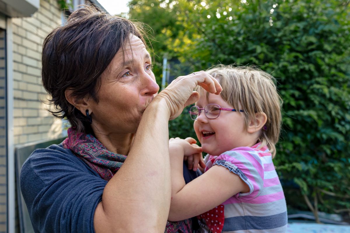 Mama mit Tochter auf dem Arm - echte Familienmomente in der dokumentarischen Familienfotografie Lübeck, Sylvia Fischer Fotografie