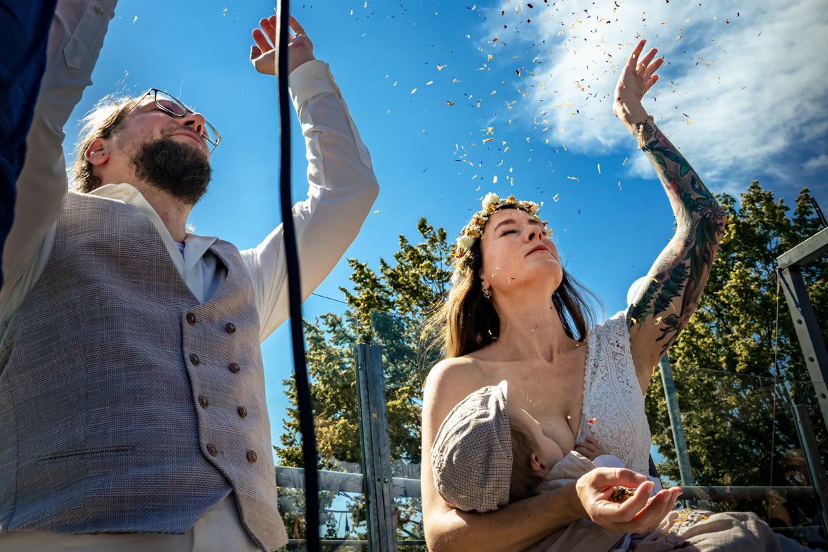 Brautpaar wirft Konfetti in die Luft bei der freien Trauzeremonie – Hochzeitsreportage Lübeck, Sylvia Fischer Fotografie