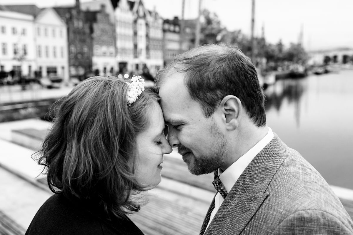 Brautpaar zärtlich Stirn an Stirn am Wasser – dokumentarische Hochzeitsfotografie Lübeck, Sylvia Fischer Fotografie