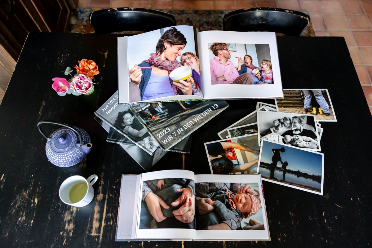 Hochwertige Fotoalben und Prints auf einem Tisch – Erinnerungen zum Anfassen – Familienfotografie Lübeck, Sylvia Fischer Fotografie