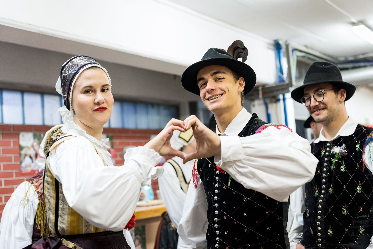 Plesalca v narodnih nošah čakata na nastop