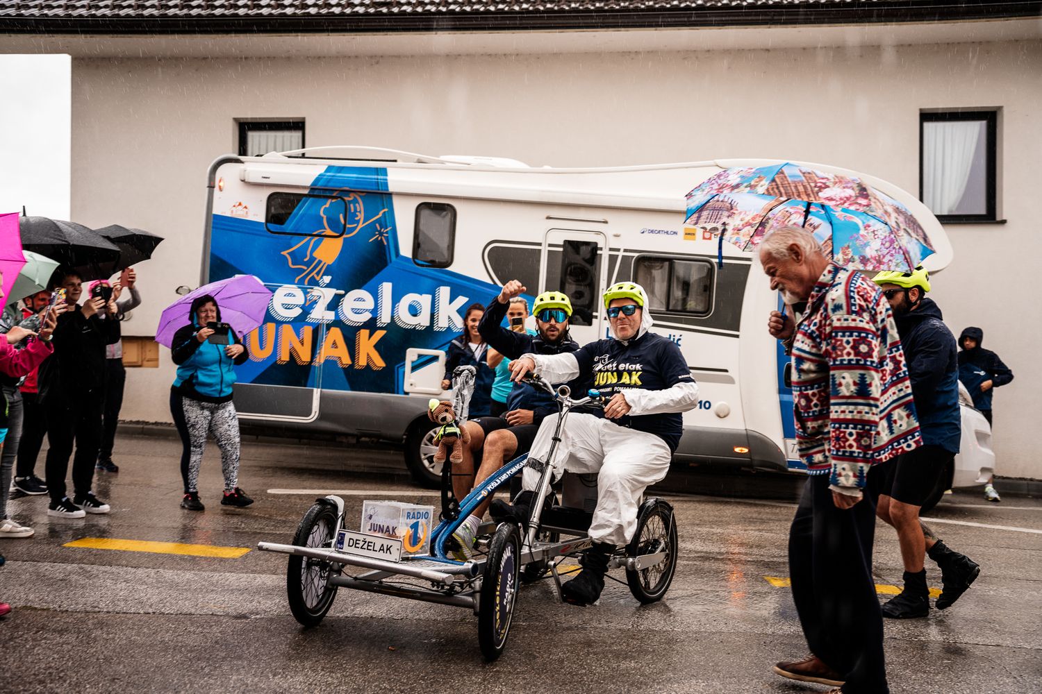 Kolesarjene Miha Deželaka pri zbiranju sredstev za letovanje otrok
