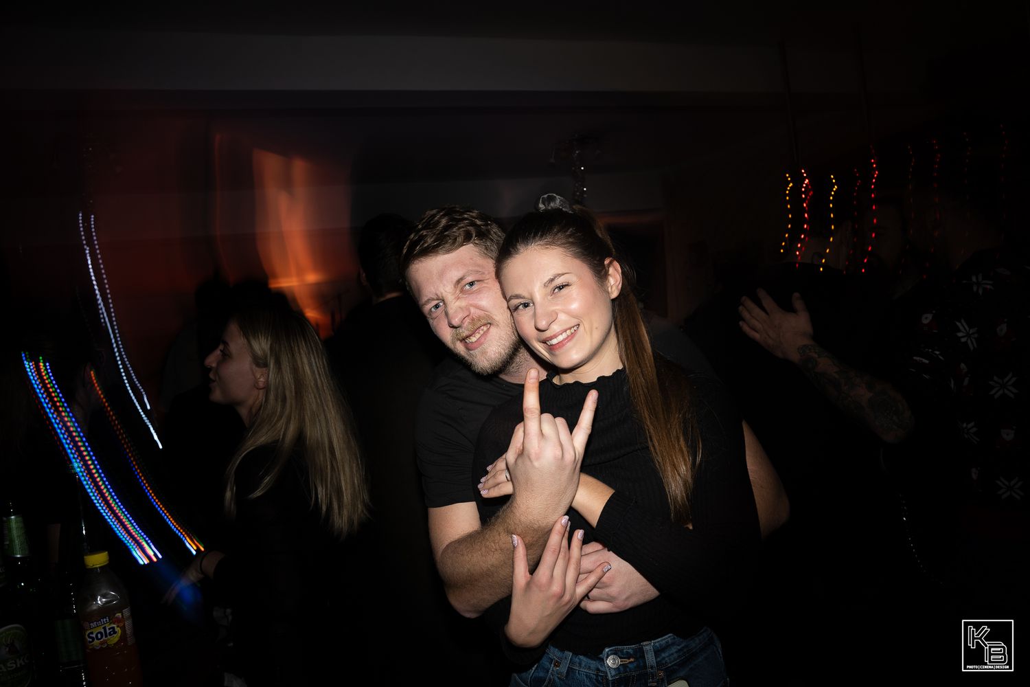 Slika moža in žene na koncertu