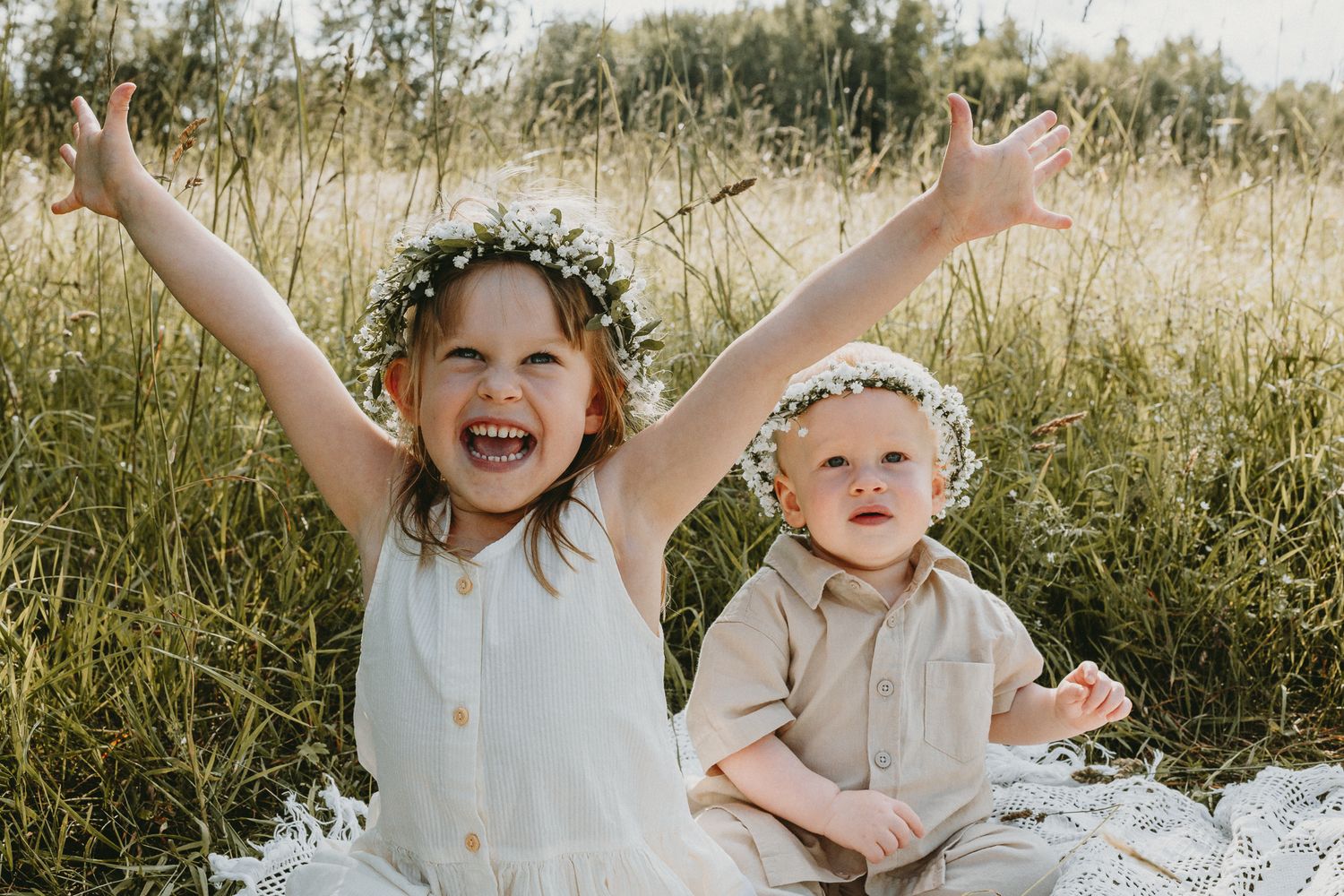 Barn med blomsterkransar i håret, under en familjefotografering i Mullsjö med Fotograf Veronica Eng.