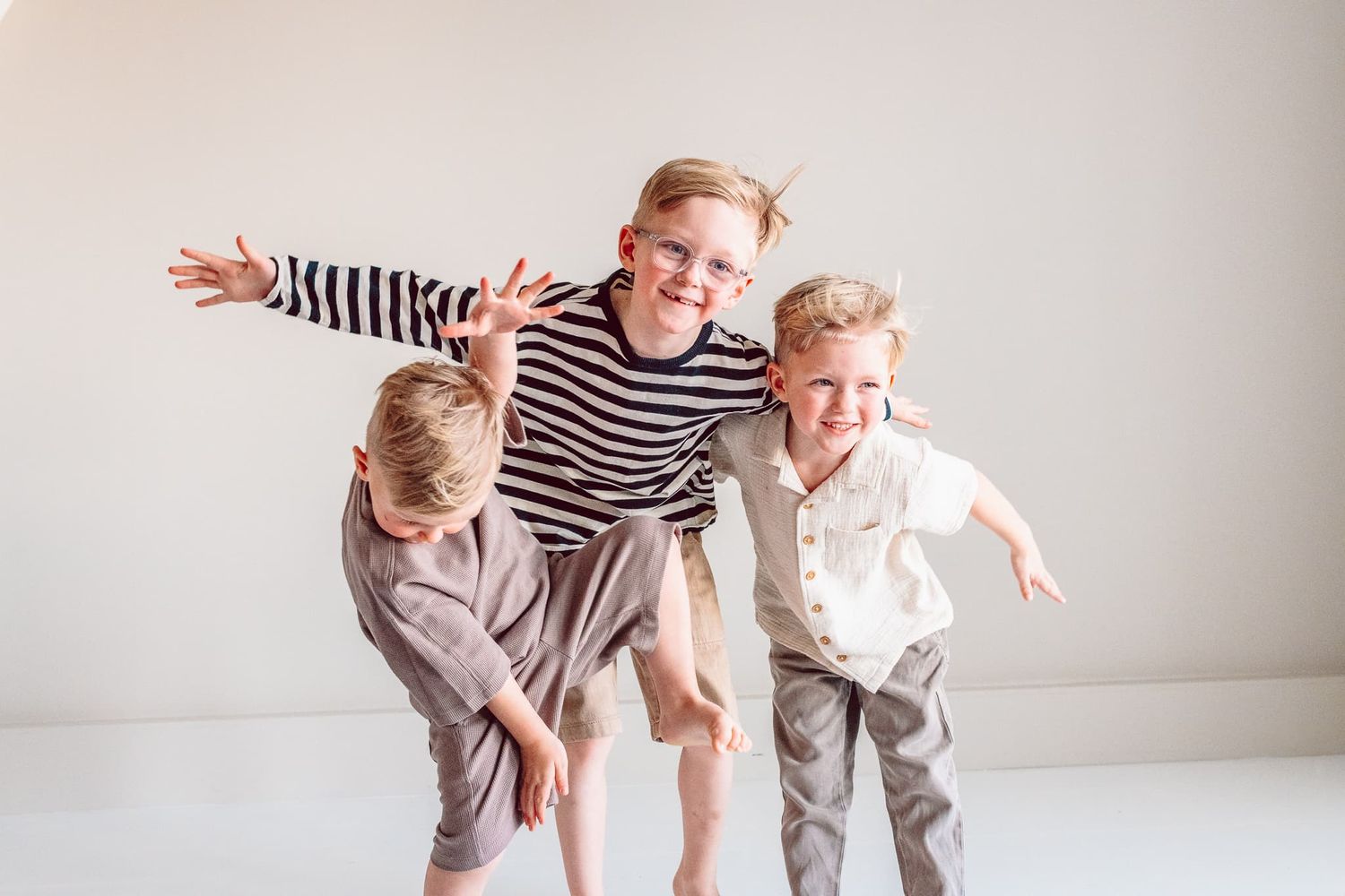 3 bröder leker i fotostudio i Mullsjö - Jönköping hos Fotograf Veronica Eng. Dom leker framför en fläkt, och håret fladdrar i vinden.
