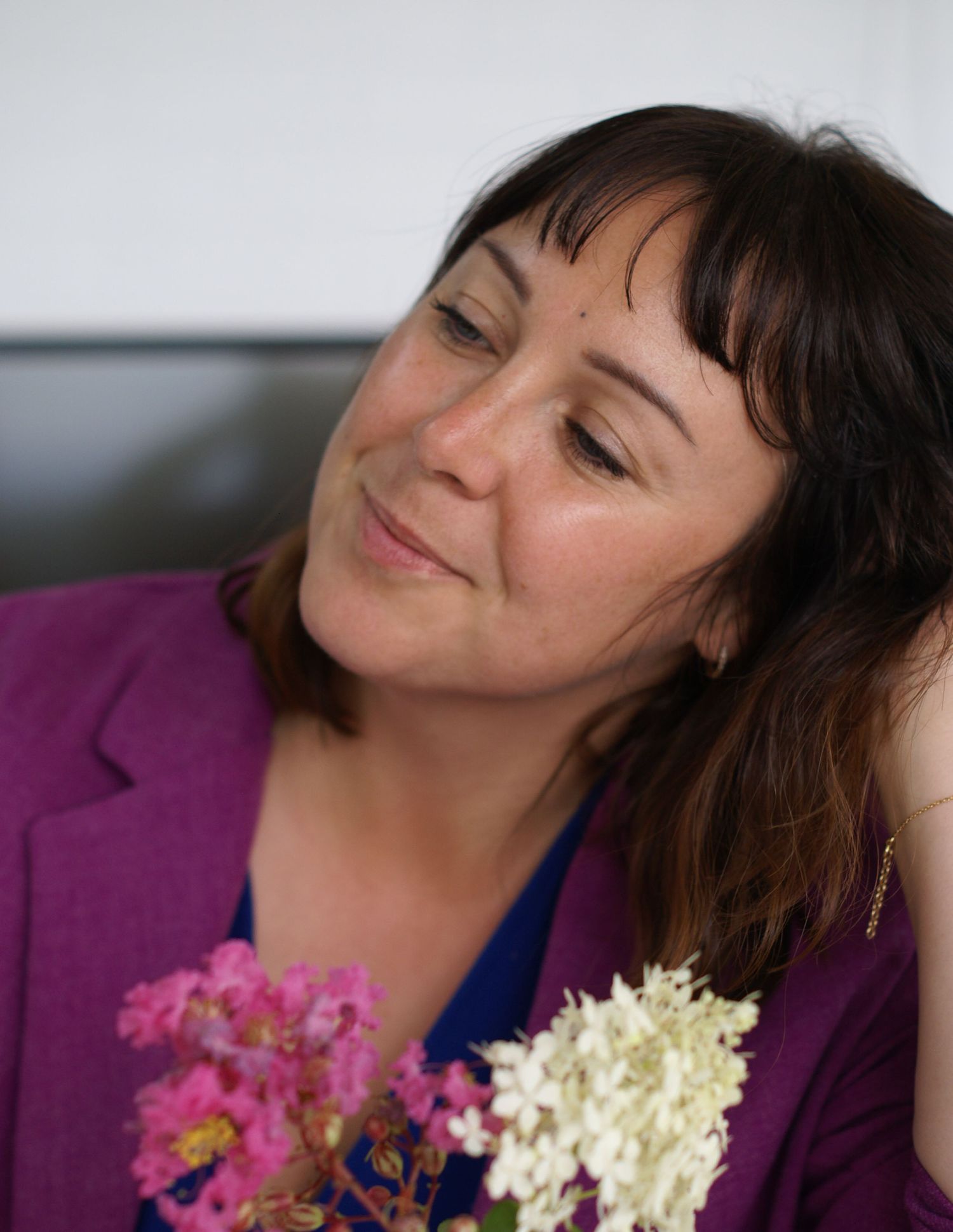 Portrait de Jessica Maingard Photographe des mains qui travaillent. Une passion pour la mise en valeur du savoir-faire et des matériaux