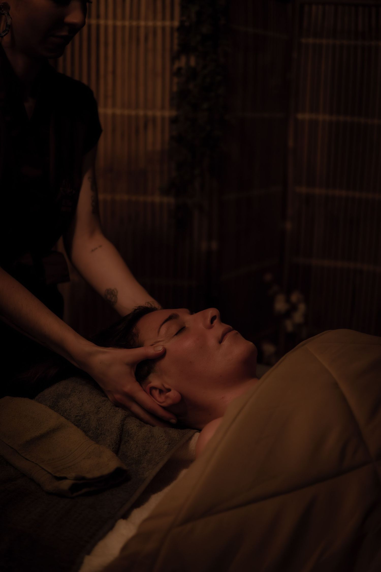 une prestation de massage chez K'Zen Institut à Bruz. Gestes, détente, cliente satisfaite