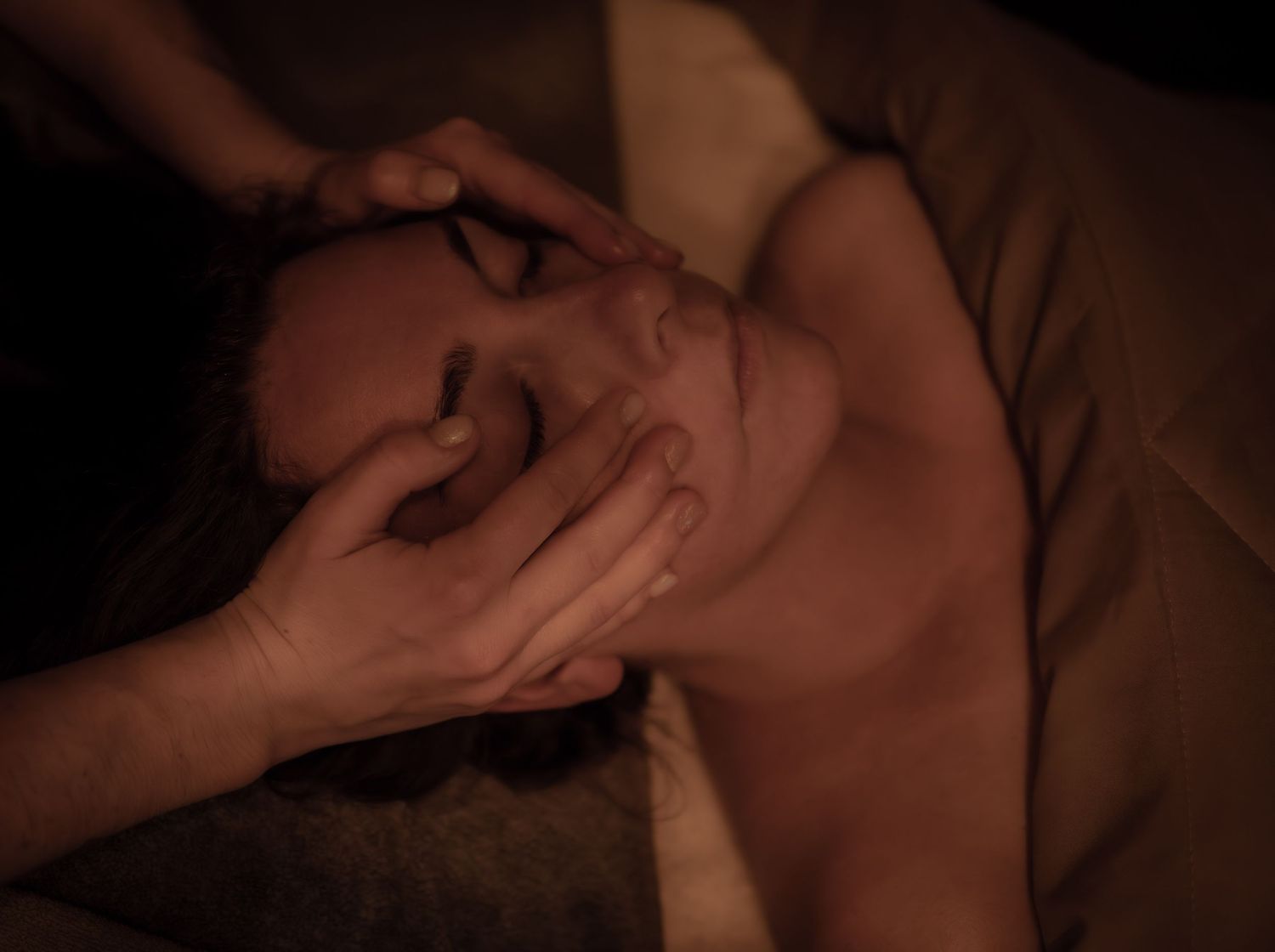 mains sur le visage. Gestes, détente, la cliente profite pleinement de ce soin. les mains viennent apaiser son visage.
