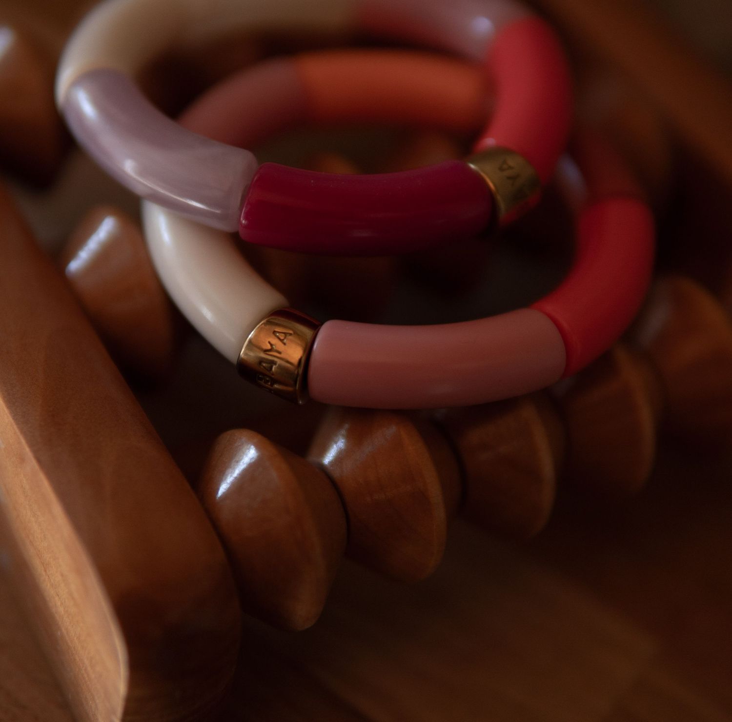 Du bois, du relief, de la lumière, les bracelets sont mis en valeur dans un cadre naturel et authentique.