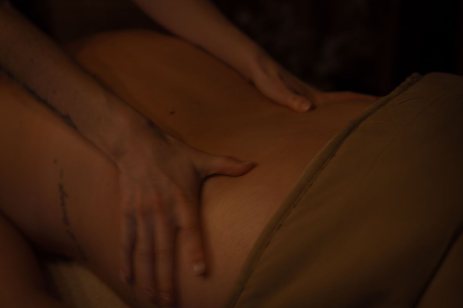des mains sur le corps, prestation de massage chez K'Zen Institut à Bruz