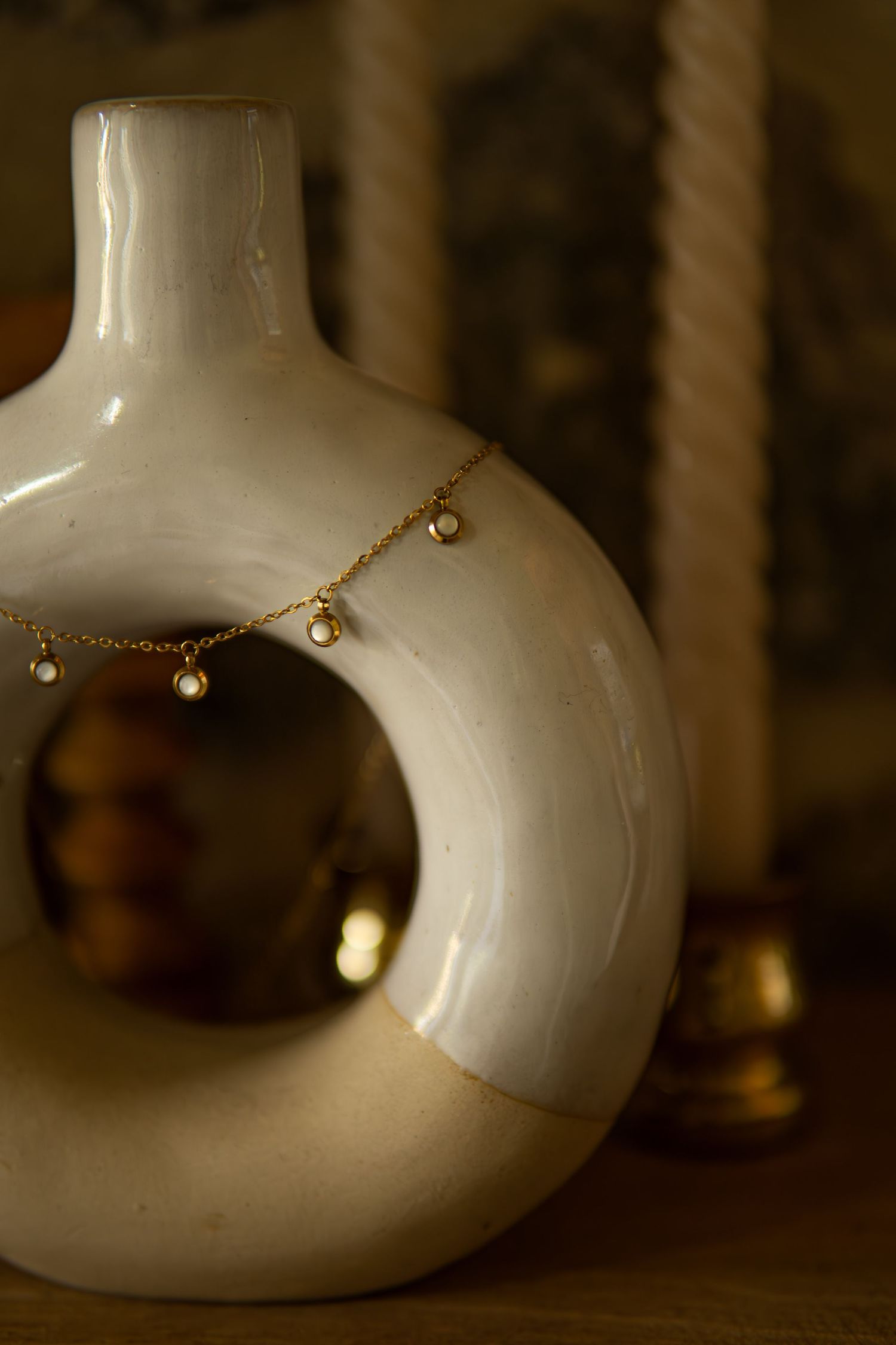Photographie de matières et textures réalisée en Bretagne pour sublimer les produits et l’univers des marques. Collier perles. Premium