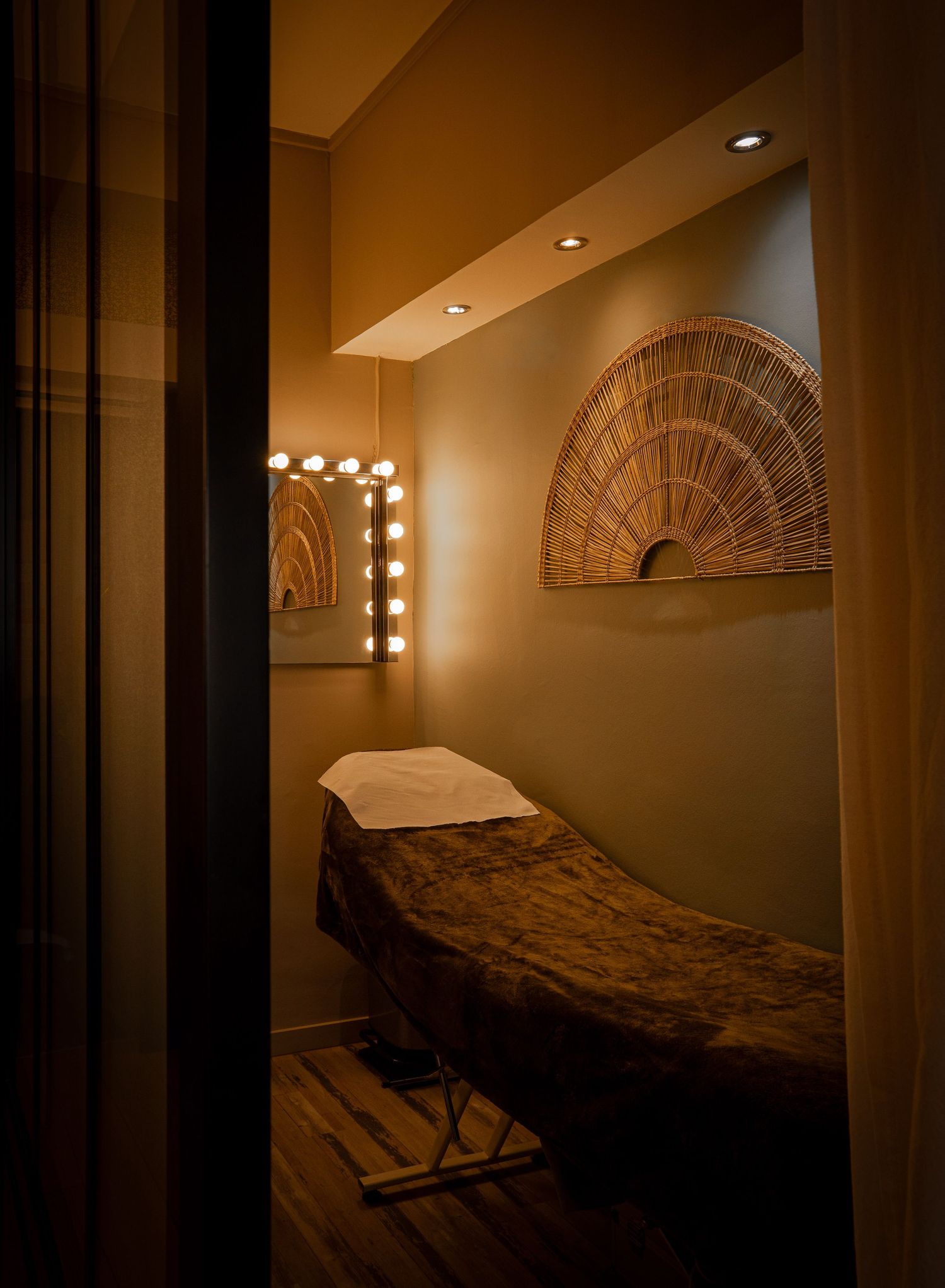 Photographie d’architecture intérieure réalisée par une photographe en Bretagne pour valorisation de lieu professionnel. Cabine massage