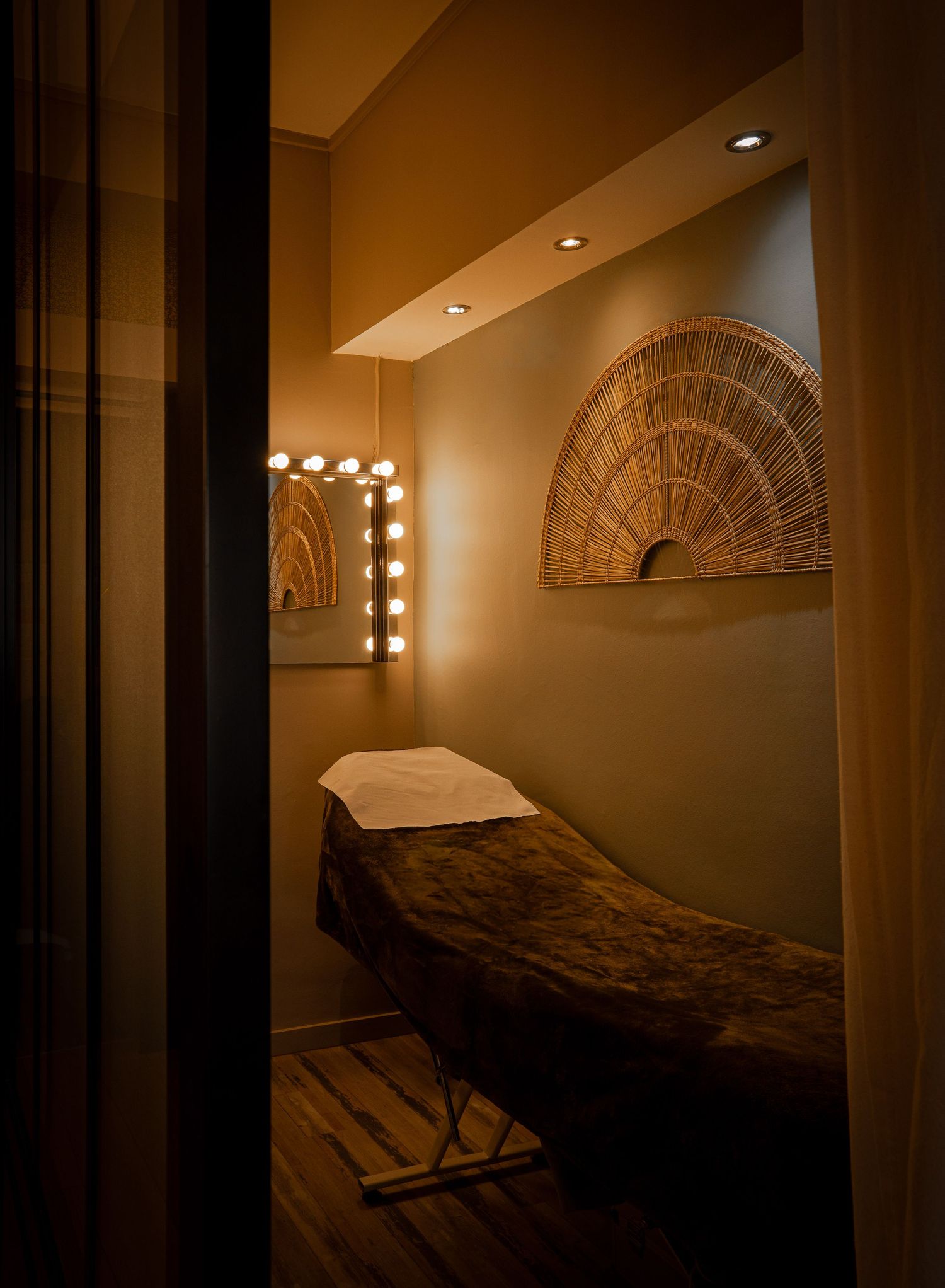 Photographie d’architecture intérieure réalisée par une photographe en Bretagne pour valorisation de lieu professionnel. Cabine massage
