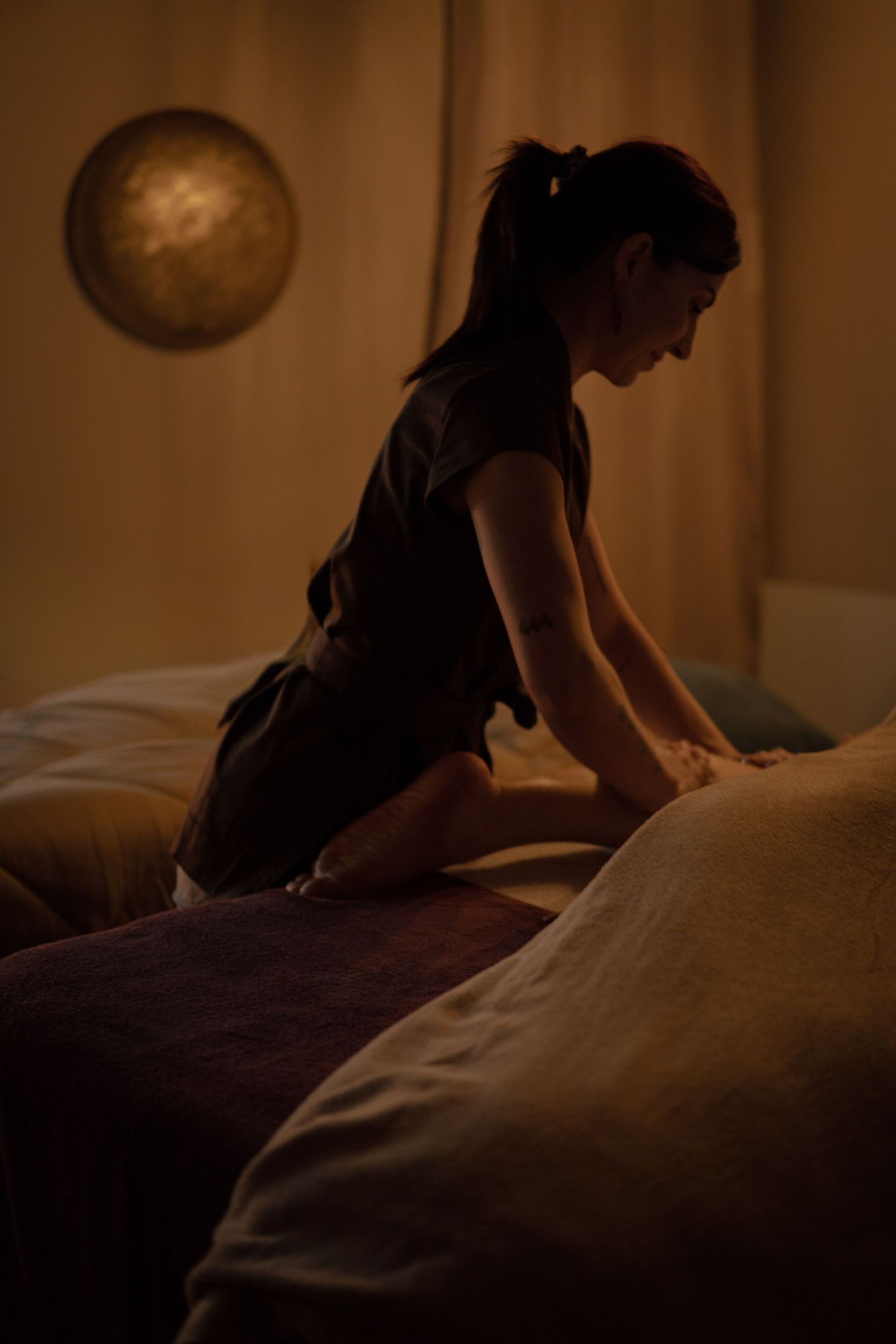 masseuse en pleine prestation. Une ambiance qui donne envie d'y être. On peut y voir le geste et l'attention particulière qu'elle y porte.