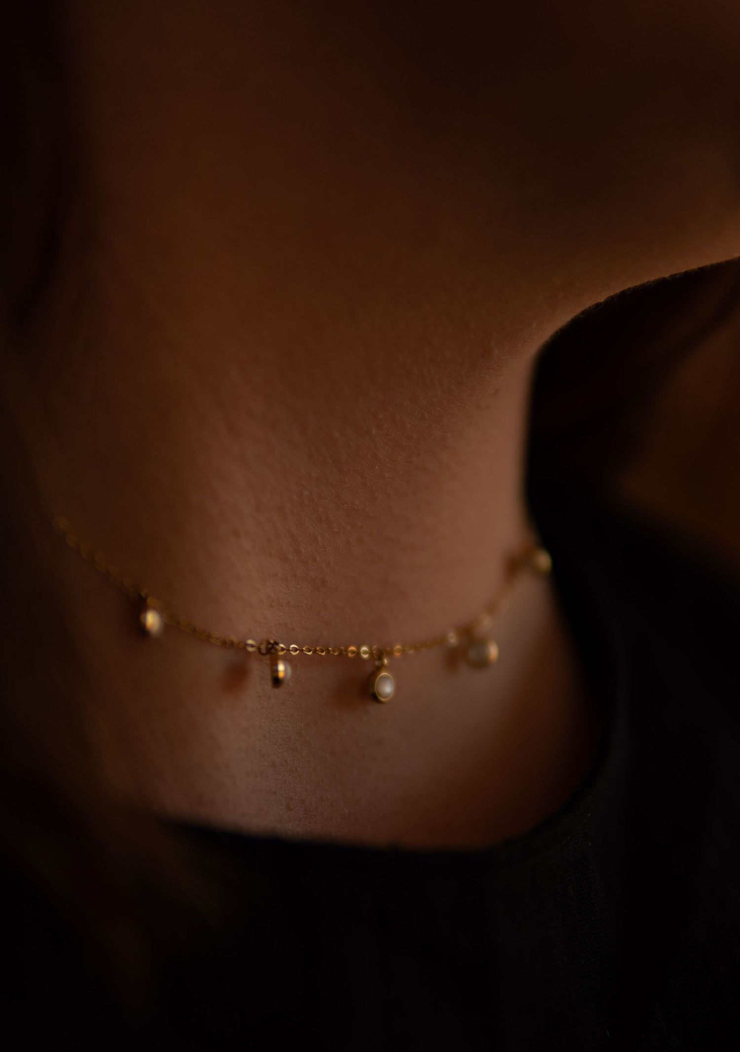 Photographie de matières et textures réalisée en Bretagne pour sublimer les produits et l’univers des marques. Collier, désir, sensuel