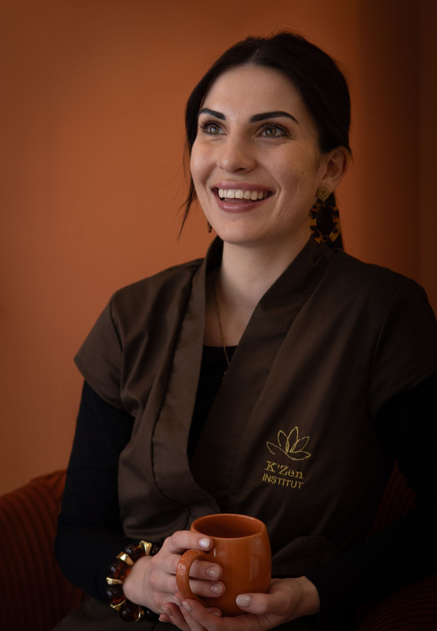 Portrait d'une professionnelle détendue en lumière naturelle. inspire confiance, reflète le bien-être et l'échange.