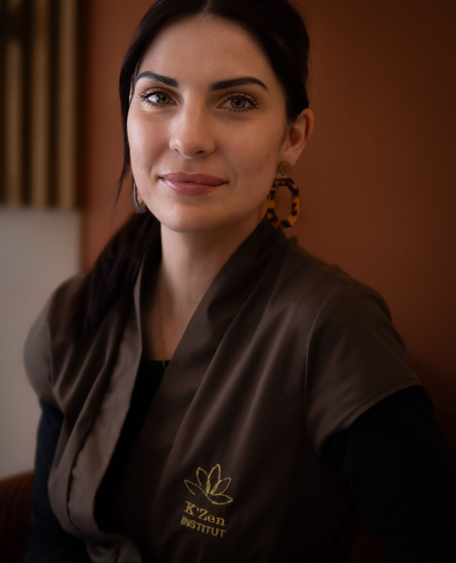 Un regard droit, une prise de position qui rassure, une image de marque, une identité visuelle claire.