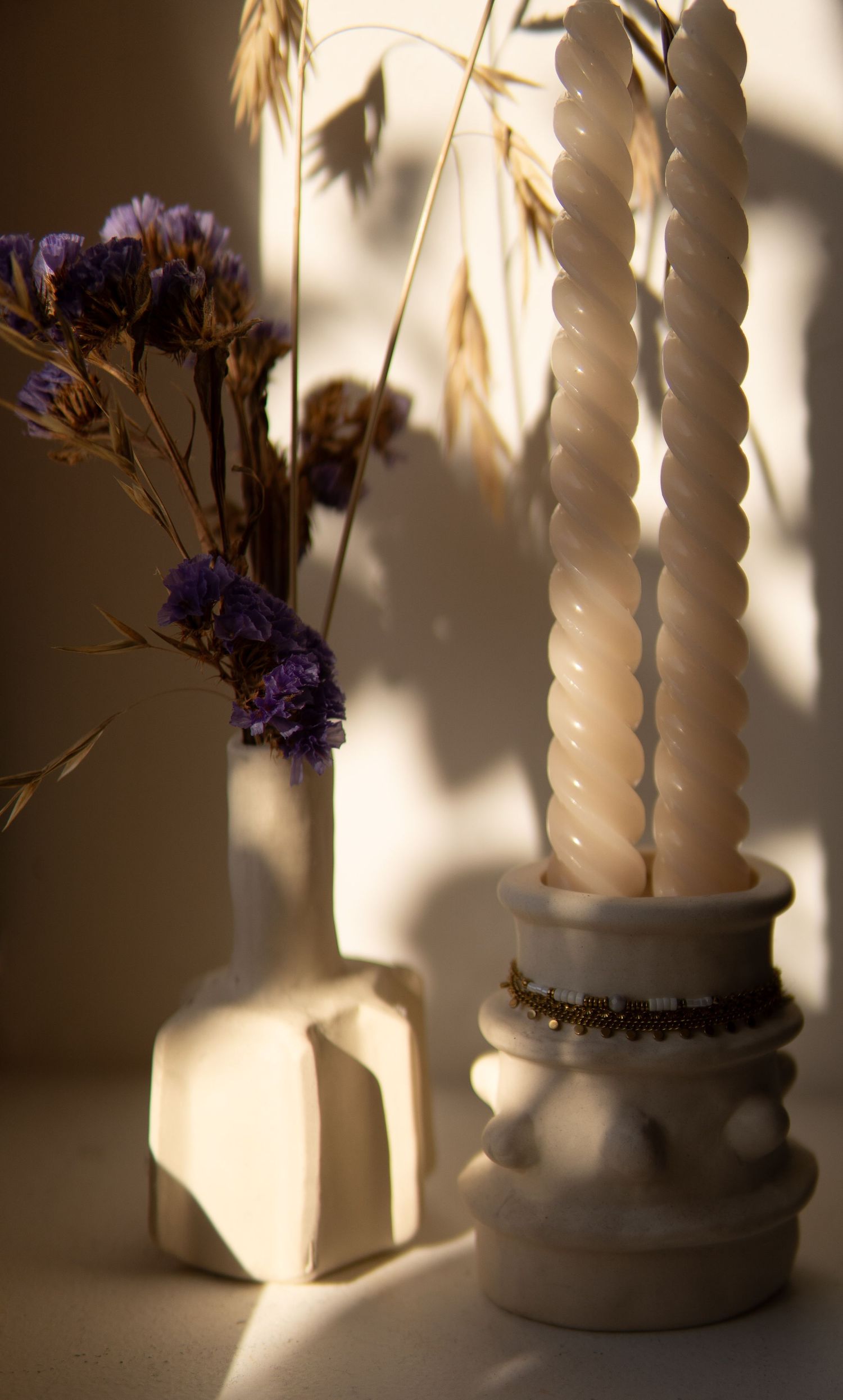 Photographie de matières et textures réalisée en Bretagne pour sublimer les produits et l’univers des marques. Désir, ombres, ambiance.