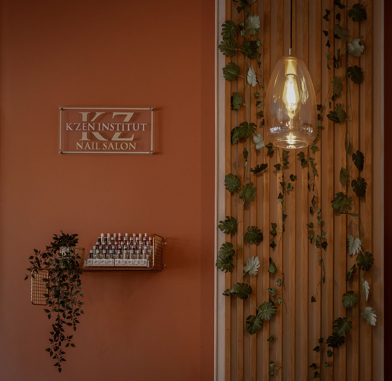 Détail déco et logo en boutique. une image de marque, une image qui donne les tons de votre ambiance. Une identité visuelle qualitative.
