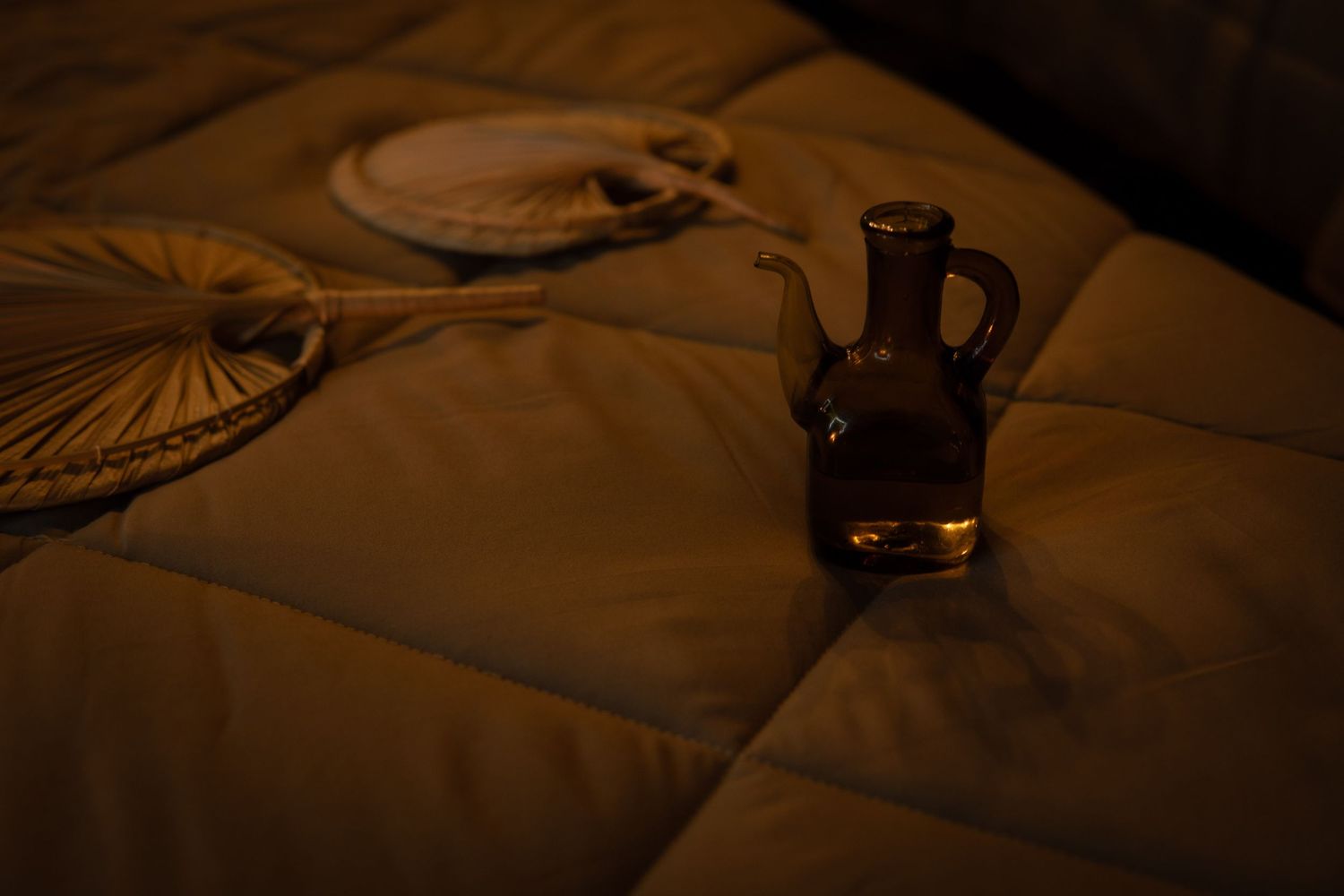 Photo d'ambiance, flacon d'huile pour massage. Une ambiance authentique et cosy