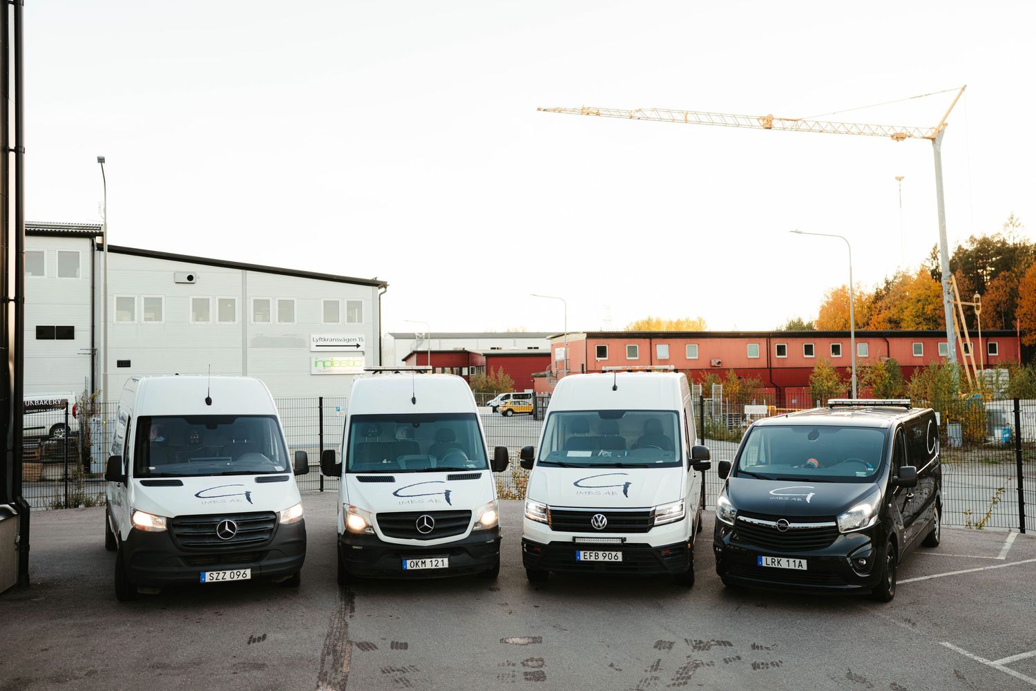 Gimbs AB servicebilar utanför deras verkstad i Länna industriområde